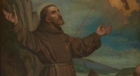 Zdjęcie nr 1: Obraz w kształcie stojącego prostokąta przedstawiający stygmatyzację św. Franciszka. W centrum kompozycji znajduje się św. Franciszek, usytuowany nieco z lewej strony obrazu, w pozycji klęczącej, zwrócony w trzech czwartych w lewo, z rękami rozłożonymi szeroko na boki. Ma podłużną twarz, z krótkim i jasnym zarostem, z oczami skierowanymi na Chrystusa, na głowie tonsurę. Święty ubrany jest w habit franciszkański przewiązany sznurem, a na stopach ma założone sandały. W górnej części obrazu, po prawej stronie znajduje się Chrystus jako serafin, z którego ran wychodzą czerwone promienie tworzące stygmaty u świętego Franciszka. Przed świętym, na wysokim wzniesieniu ułożone są: otwarta księga oraz czaszka. W tle, pośrodku widać zakonnika, ukazanego w pozycji siedzącej, czytającego księgę. W oddali widać pejzaż górski i pochmurne niebo. W dolnej części obrazu słabo czytelna sygnatura „Wład(ysław) P. Bąkowski 1886.” Rama drewniana, profilowana, fakturowana i złocona, zdobiona stylizowanymi rocaille'ami.

