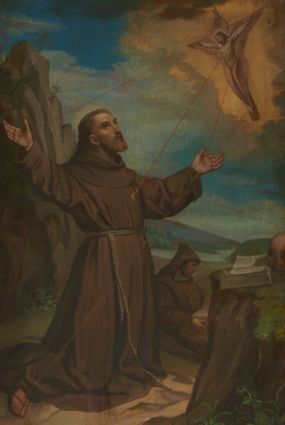 Zdjęcie nr 1: Obraz w kształcie stojącego prostokąta przedstawiający stygmatyzację św. Franciszka. W centrum kompozycji znajduje się św. Franciszek, usytuowany nieco z lewej strony obrazu, w pozycji klęczącej, zwrócony w trzech czwartych w lewo, z rękami rozłożonymi szeroko na boki. Ma podłużną twarz, z krótkim i jasnym zarostem, z oczami skierowanymi na Chrystusa, na głowie tonsurę. Święty ubrany jest w habit franciszkański przewiązany sznurem, a na stopach ma założone sandały. W górnej części obrazu, po prawej stronie znajduje się Chrystus jako serafin, z którego ran wychodzą czerwone promienie tworzące stygmaty u świętego Franciszka. Przed świętym, na wysokim wzniesieniu ułożone są: otwarta księga oraz czaszka. W tle, pośrodku widać zakonnika, ukazanego w pozycji siedzącej, czytającego księgę. W oddali widać pejzaż górski i pochmurne niebo. W dolnej części obrazu słabo czytelna sygnatura „Wład(ysław) P. Bąkowski 1886.” Rama drewniana, profilowana, fakturowana i złocona, zdobiona stylizowanymi rocaille'ami.

