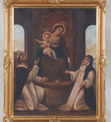 Zdjęcie nr 2: Obraz w formie stojącego prostokąta w profilowanej i złoconej ramie. W centrum, na piedestale z napisem „AVE MARIA” tronująca Matka Boska z Dzieciątkiem na kolanach, po bokach której klęczące postacie św. Dominika i św. Katarzyny Sieneńskiej. Matka Boska ukazana frontalnie, przechylona delikatnie w lewo z pochyloną głową ukazaną w trzech czwartych, lewą ręką opuszczoną wzdłuż ciała podaje różaniec św. Katarzynie, prawą podtrzymuje Dzieciątko. Twarz o delikatnym rysach i ciemniej karnacji, z długim i wąskim nosem oraz drobnymi ustami, głowa okolona ciemnobrązowymi, długimi włosami z przedziałkiem na środku. Maria jest ubrana w beżowo-brązową suknię z napisem „ROSARIO” na piersi oraz zielony płaszcz przerzucony z przodu przez prawe przedramię, udrapowany na kolanach, spod sukni widoczna lewa stopa w sandale. Głowa ujęta złotym nimbem, powyżej którego ażurowa, aplikowana korona. Dzieciątko ukazane frontalnie, z głową zwróconą w trzech czwartych w prawo, a nogami w lewą stronę, prawą ręką podaje różaniec św. Dominikowi. Twarz okrągła z szerokim nosem, półprzymkniętymi, ciemnymi oczami, małymi bladoróżowymi ustami. Głowa okolona jasnymi, krótkimi włosami z przedziałkiem na środku. W partii bioder przesłonięty białą tkaniną, na piersi złoty krzyżyk zawieszony na podwójnym łańcuszku. Głowa ujęta promienistym nimbem, powyżej którego korona, analogiczna jak u Marii. Głowy obu postaci okolone wieńcem z 12 gwiazd, dodatkowo nad głową Chrystusa jedna gwiazda. Po lewej stronie obrazu św. Dominik ukazany z prawego profilu, w pozycji klęczącej, ciężar ciała opiera na prawej nodze, prawą ręką sięga po różaniec, lewą wyciąga przed siebie. Głowa zwrócona do góry, z tonsurą, nad nią mały i okrągły nimb. Twarz szczupła o śniadej karnacji, okolona gęstym zarostem, prosty nos, głęboko osadzone oczy patrzące w górę, niewielkie, czerwone usta. Święty ubrany jest w biały habit dominikański oraz czarny płaszcz spływający na plecy. Św. Katarzyna zwrócona w trzech czwartych w prawo, delikatnie odchylona w tył, w pozycji klęczącej z rękami rozłożonymi na boki. Głowa delikatnie uniesiona, twarz z zaróżowionymi policzkami, szczupła, o ciemnobrązowych oczach uniesionych ku górze, prostym nosie, różowych ustach i wydatnym podbródku. Święta ubrana jest w habit i płaszcz dominikański; z koroną cierniową na głowie. Tło architektoniczne, po bokach dwa okna otwarte na pejzaż marynistyczny, z widoczną górą i łódką. Niebo zachmurzone, błękitno-żółte.

Na odwrociu obraz z Najświętszym Sercem Pana Jezusa. Chrystus ukazany frontalnie w trzech czwartych postaci. Lewą rękę przyciska do piersi, wskazując na gorejące serce, prawą wyciąga przed siebie, prezentując rany. Twarz pociągła z długim nosem, wąskimi ustami, jasnoniebieskimi oczami, okolona jasnym zarostem. Włosy jasne z przedziałkiem na środku, opadające w puklach na ramiona i plecy. Chrystus ubrany jest w białą suknię z szerokimi rękawami, przewiązaną w talii paskiem oraz czerwony płaszcz zarzucony na ramiona i przewieszony przez pas z lewego boku. Wokół głowy nimb krzyżowy, z ran wydobywają się promienie. Tło jednolite, szarozielone.