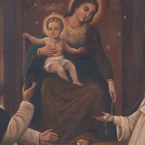 Zdjęcie nr 1: Obraz w formie stojącego prostokąta w profilowanej i złoconej ramie. W centrum, na piedestale z napisem „AVE MARIA” tronująca Matka Boska z Dzieciątkiem na kolanach, po bokach której klęczące postacie św. Dominika i św. Katarzyny Sieneńskiej. Matka Boska ukazana frontalnie, przechylona delikatnie w lewo z pochyloną głową ukazaną w trzech czwartych, lewą ręką opuszczoną wzdłuż ciała podaje różaniec św. Katarzynie, prawą podtrzymuje Dzieciątko. Twarz o delikatnym rysach i ciemniej karnacji, z długim i wąskim nosem oraz drobnymi ustami, głowa okolona ciemnobrązowymi, długimi włosami z przedziałkiem na środku. Maria jest ubrana w beżowo-brązową suknię z napisem „ROSARIO” na piersi oraz zielony płaszcz przerzucony z przodu przez prawe przedramię, udrapowany na kolanach, spod sukni widoczna lewa stopa w sandale. Głowa ujęta złotym nimbem, powyżej którego ażurowa, aplikowana korona. Dzieciątko ukazane frontalnie, z głową zwróconą w trzech czwartych w prawo, a nogami w lewą stronę, prawą ręką podaje różaniec św. Dominikowi. Twarz okrągła z szerokim nosem, półprzymkniętymi, ciemnymi oczami, małymi bladoróżowymi ustami. Głowa okolona jasnymi, krótkimi włosami z przedziałkiem na środku. W partii bioder przesłonięty białą tkaniną, na piersi złoty krzyżyk zawieszony na podwójnym łańcuszku. Głowa ujęta promienistym nimbem, powyżej którego korona, analogiczna jak u Marii. Głowy obu postaci okolone wieńcem z 12 gwiazd, dodatkowo nad głową Chrystusa jedna gwiazda. Po lewej stronie obrazu św. Dominik ukazany z prawego profilu, w pozycji klęczącej, ciężar ciała opiera na prawej nodze, prawą ręką sięga po różaniec, lewą wyciąga przed siebie. Głowa zwrócona do góry, z tonsurą, nad nią mały i okrągły nimb. Twarz szczupła o śniadej karnacji, okolona gęstym zarostem, prosty nos, głęboko osadzone oczy patrzące w górę, niewielkie, czerwone usta. Święty ubrany jest w biały habit dominikański oraz czarny płaszcz spływający na plecy. Św. Katarzyna zwrócona w trzech czwartych w prawo, delikatnie odchylona w tył, w pozycji klęczącej z rękami rozłożonymi na boki. Głowa delikatnie uniesiona, twarz z zaróżowionymi policzkami, szczupła, o ciemnobrązowych oczach uniesionych ku górze, prostym nosie, różowych ustach i wydatnym podbródku. Święta ubrana jest w habit i płaszcz dominikański; z koroną cierniową na głowie. Tło architektoniczne, po bokach dwa okna otwarte na pejzaż marynistyczny, z widoczną górą i łódką. Niebo zachmurzone, błękitno-żółte.

Na odwrociu obraz z Najświętszym Sercem Pana Jezusa. Chrystus ukazany frontalnie w trzech czwartych postaci. Lewą rękę przyciska do piersi, wskazując na gorejące serce, prawą wyciąga przed siebie, prezentując rany. Twarz pociągła z długim nosem, wąskimi ustami, jasnoniebieskimi oczami, okolona jasnym zarostem. Włosy jasne z przedziałkiem na środku, opadające w puklach na ramiona i plecy. Chrystus ubrany jest w białą suknię z szerokimi rękawami, przewiązaną w talii paskiem oraz czerwony płaszcz zarzucony na ramiona i przewieszony przez pas z lewego boku. Wokół głowy nimb krzyżowy, z ran wydobywają się promienie. Tło jednolite, szarozielone.