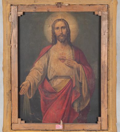 Zdjęcie nr 3: Obraz w formie stojącego prostokąta w profilowanej i złoconej ramie. W centrum, na piedestale z napisem „AVE MARIA” tronująca Matka Boska z Dzieciątkiem na kolanach, po bokach której klęczące postacie św. Dominika i św. Katarzyny Sieneńskiej. Matka Boska ukazana frontalnie, przechylona delikatnie w lewo z pochyloną głową ukazaną w trzech czwartych, lewą ręką opuszczoną wzdłuż ciała podaje różaniec św. Katarzynie, prawą podtrzymuje Dzieciątko. Twarz o delikatnym rysach i ciemniej karnacji, z długim i wąskim nosem oraz drobnymi ustami, głowa okolona ciemnobrązowymi, długimi włosami z przedziałkiem na środku. Maria jest ubrana w beżowo-brązową suknię z napisem „ROSARIO” na piersi oraz zielony płaszcz przerzucony z przodu przez prawe przedramię, udrapowany na kolanach, spod sukni widoczna lewa stopa w sandale. Głowa ujęta złotym nimbem, powyżej którego ażurowa, aplikowana korona. Dzieciątko ukazane frontalnie, z głową zwróconą w trzech czwartych w prawo, a nogami w lewą stronę, prawą ręką podaje różaniec św. Dominikowi. Twarz okrągła z szerokim nosem, półprzymkniętymi, ciemnymi oczami, małymi bladoróżowymi ustami. Głowa okolona jasnymi, krótkimi włosami z przedziałkiem na środku. W partii bioder przesłonięty białą tkaniną, na piersi złoty krzyżyk zawieszony na podwójnym łańcuszku. Głowa ujęta promienistym nimbem, powyżej którego korona, analogiczna jak u Marii. Głowy obu postaci okolone wieńcem z 12 gwiazd, dodatkowo nad głową Chrystusa jedna gwiazda. Po lewej stronie obrazu św. Dominik ukazany z prawego profilu, w pozycji klęczącej, ciężar ciała opiera na prawej nodze, prawą ręką sięga po różaniec, lewą wyciąga przed siebie. Głowa zwrócona do góry, z tonsurą, nad nią mały i okrągły nimb. Twarz szczupła o śniadej karnacji, okolona gęstym zarostem, prosty nos, głęboko osadzone oczy patrzące w górę, niewielkie, czerwone usta. Święty ubrany jest w biały habit dominikański oraz czarny płaszcz spływający na plecy. Św. Katarzyna zwrócona w trzech czwartych w prawo, delikatnie odchylona w tył, w pozycji klęczącej z rękami rozłożonymi na boki. Głowa delikatnie uniesiona, twarz z zaróżowionymi policzkami, szczupła, o ciemnobrązowych oczach uniesionych ku górze, prostym nosie, różowych ustach i wydatnym podbródku. Święta ubrana jest w habit i płaszcz dominikański; z koroną cierniową na głowie. Tło architektoniczne, po bokach dwa okna otwarte na pejzaż marynistyczny, z widoczną górą i łódką. Niebo zachmurzone, błękitno-żółte.

Na odwrociu obraz z Najświętszym Sercem Pana Jezusa. Chrystus ukazany frontalnie w trzech czwartych postaci. Lewą rękę przyciska do piersi, wskazując na gorejące serce, prawą wyciąga przed siebie, prezentując rany. Twarz pociągła z długim nosem, wąskimi ustami, jasnoniebieskimi oczami, okolona jasnym zarostem. Włosy jasne z przedziałkiem na środku, opadające w puklach na ramiona i plecy. Chrystus ubrany jest w białą suknię z szerokimi rękawami, przewiązaną w talii paskiem oraz czerwony płaszcz zarzucony na ramiona i przewieszony przez pas z lewego boku. Wokół głowy nimb krzyżowy, z ran wydobywają się promienie. Tło jednolite, szarozielone.