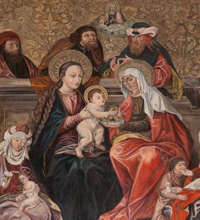 Zdjęcie nr 1: Obraz w formie stojącego prostokąta w drewnianej, profilowanej, złoconej i fakturowanej ramie, w narożach i pośrodku boków zdobionej wicią stylizowanego rocaille'u. W centrum kompozycja przedstawiająca rodzinę Matki Boskiej w ujęciu dwustrefowym. W centrum umieszczona grupa z siedzącymi na ławie Matką Boską z Dzieciątkiem, zwróconą trzy czwarte w lewo oraz św. Anną zwróconą trzy czwarte w prawo. Maria dwiema wyciągniętymi przed siebie rękami przytrzymuje stojące na jej kolanach Dzieciątko. Matka Boska ma owalną twarz z wysokim czołem, zadartym nosem, małymi ustami i oczami. Głowę okalają bardzo długie, bujne włosy, opadające falami na ramiona i podwiązane wąska opaską. Ubrana jest w czerwoną suknię z długim rękawem oraz granatowy płaszcz ze złotą lamówką. Dzieciątko zwrócone jest trzy czwarte w lewo, ma podkulone nóżki, dłońmi sięga po owoce, które na półmisku trzyma św. Anna. Twarz okrągła o pucułowatych policzkach z wyraźnie zaznaczonym podbródkiem. Włosy krótkie, jasne z loczkiem pośrodku czoła. Ubrane jest w długą, przezroczystą sukienkę. Święta Anna ma twarz o wyrazistych rysach. Ubrana jest w oliwkową suknię z długimi rękawami, czerwony płaszcz z żółtą podszewką i biały welon na głowie. Cała trójka ma wokół głów złote i tłoczone nimby. W lewym dolnym narożu obrazu siedzi Maria Salome z małym św. Janem Ewangelistą na kolanach. Maria ubrana jest w czerwoną suknię i fioletowy płaszcz, ma również białą podwikę z welonem i czepcem na głowie. W prawej dłoni trzyma białą różę. Święty Jan ukazany został jako małe dziecko z kielichem w dłoniach, z którego wyłania się wąż. Dziecko ubrane jest w białą pieluszkę, odsłaniającą nagie ramiona i klatkę piersiową. Po prawej stronie obrazu jest ucięta postać św. Elżbiety, zwrócona trzy czwarte w prawo, która wyciąga dłoń ku stojącemu obok młodzieńczemu św. Janowi Chrzcicielowi. Święta ubrana jest w brązową suknię oraz fioletowy płaszcz z czerwoną podszewką. Na głowie ma biały welon spięty ozdobną opaską z klejnotami, a na kolanach trzyma otwartą księgę. Święty Jan Chrzciciel zwrócony jest w stronę Matki. Na prawej ręce trzyma małego białego baranka oraz prosty krzyż. Ubrany jest w skórę z sierści wielbłąda. Nad głowami Marii Salome, św. Jana Ewangelisty, św. Elżbiety oraz św. Jana Chrzciciela znajdują się złote i okrągłe nimby. W górnej strefie obrazu za wysoką ławą stoją kolejno od lewej: Zebedeusz, św. Józef oraz św. Joachim. Zebedeusz ubrany jest w ciemnozieloną suknię, jasnofioletowy płaszcz oraz czerwoną czapkę; św. Józef ma ciemnofioletową suknię z białym kołnierzykiem i brązowy płaszcz; św. Joachim ma czerwoną suknię, zielony płaszcz z żółtą podszewką oraz  trójkolorowe nakrycie głowy. Wszyscy mężczyźni mają twarze ukazujące ich w sile wieku, okolone bujnymi brązowymi brodami. Pomiędzy św. Józefem, a św. Joachimem, wyłania się spośród obłoków niewielkie popiersie błogosławiącego Boga Ojca i gołębica Ducha Świętego. Tło obrazu złocone i tłoczone w motywy roślinne. U dołu inskrypcja: „1516 / RENOVATVM / 1638 / RENOVATVM / 1825 / RENOVATVM 1921”.