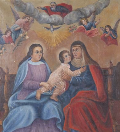 Zdjęcie nr 1: Obrazy „Św. Anna Samotrzeć” oraz „Ucieczka do Egiptu” w kształcie stojących prostokątów, umieszczone w drewnianej, złoconej, fakturowanej ramie, w narożach i na bokach dekorowanej stylizowanym ornamentem; na rewersie rama prosta, niemalowana. 

Na obrazie św. Anny w centrum kompozycji ukazane zostały w pozycji siedzącej na brązowej ławie: po prawej św. Anna, a po lewej Matka Boska, obie zwrócone ku sobie oraz mały Jezus stojący na kolanach matki. Święta Anna obejmuje rękami przechodzące do niej Dzieciątko. Twarz świętej okrągła, pełna o podkreślonych cieniami oczach i długim nosie. Ubrana jest w niebieską suknię oraz czerwony płaszcz zarzucony na plecy i kolana; na głowie ma biały welon i podwikę. Po lewej stronie obrazu Maria delikatnie pochyla się w stronę Dzieciątka, obiema rękami je podtrzymuje. Twarz pełna, o wyraźnych rysach, dużych oczach, długim nosie, drobnych ustach z zaznaczonym wyraźnie podbródkiem i zarumienionymi policzkami; włosy brązowe, długie, spływające na plecy. Ubrana jest w fioletową suknię oraz obszerny niebieski płaszcz. Dzieciątko zwrócone w lewo, pochylone ku św. Anne z prawą nóżką cofniętą do tyłu. Twarz okrągła o delikatnych rysach, włosy krótkie i kędzierzawe. Ubrane jest w białą i krótką sukienkę z czerwoną kokardką u szyi. W górnej części kompozycji znajduje się gołębica Ducha Świętego z rozpostartymi szeroko skrzydłami, a nad nią w otoku z obłoków Bóg Ojciec w niebieskiej sukni i czerwonym płaszczu. Poniżej, po bokach obrazu znajdują się dwie pary aniołów z kwiatami i złożonymi w geście modlitwy dłońmi. Tło jasnobrązowe. 

Na odwrociu obraz „Ucieczka do Egiptu”. Po prawej stronie obrazu Maria trzymająca za lewą rękę Dzieciątko Jezus, za nimi św. Józef z osiołkiem. Matka Boska o sylwetce esowato wygiętej, zwrócona trzy czwarte w prawo; dłonie wysublimowane. Twarz o delikatnych rysach z zadartym nosem i wyraźnie podkreślonym podbródkiem. Maria ubrana jest w jasnoróżową suknię oraz obszerny niebieski płaszcz. Na głowie ma założony brązowy kapelusz owinięty biała chustą, która spływa na ramiona i pod szyję. Jezus stoi pomiędzy rodzicami, ubrany jest w krótką, białą sukienkę, przewiązaną w talii. Święty Józef zwrócony jest trzy czwarte w prawo z głową skierowaną w lewą stronę, prawą ręką przytrzymuje za uzdę osiołka, a lewą na niego wskazuje. Ubrany jest w jasnoniebieską suknię, sięgającą do połowy łydki i brązowy płaszcz zarzucony na lewe ramię. Ma rysy twarzy starszego mężczyzny z krótką i siwą brodą oraz włosami. Po lewej stronie obrazu wysokie palmy. W tle jasne, różowo-błękitne niebo. Kolorystyka jasna, pastelowa.