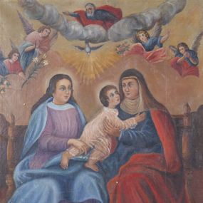 Zdjęcie nr 1: Obrazy „Św. Anna Samotrzeć” oraz „Ucieczka do Egiptu” w kształcie stojących prostokątów, umieszczone w drewnianej, złoconej, fakturowanej ramie, w narożach i na bokach dekorowanej stylizowanym ornamentem; na rewersie rama prosta, niemalowana. 

Na obrazie św. Anny w centrum kompozycji ukazane zostały w pozycji siedzącej na brązowej ławie: po prawej św. Anna, a po lewej Matka Boska, obie zwrócone ku sobie oraz mały Jezus stojący na kolanach matki. Święta Anna obejmuje rękami przechodzące do niej Dzieciątko. Twarz świętej okrągła, pełna o podkreślonych cieniami oczach i długim nosie. Ubrana jest w niebieską suknię oraz czerwony płaszcz zarzucony na plecy i kolana; na głowie ma biały welon i podwikę. Po lewej stronie obrazu Maria delikatnie pochyla się w stronę Dzieciątka, obiema rękami je podtrzymuje. Twarz pełna, o wyraźnych rysach, dużych oczach, długim nosie, drobnych ustach z zaznaczonym wyraźnie podbródkiem i zarumienionymi policzkami; włosy brązowe, długie, spływające na plecy. Ubrana jest w fioletową suknię oraz obszerny niebieski płaszcz. Dzieciątko zwrócone w lewo, pochylone ku św. Anne z prawą nóżką cofniętą do tyłu. Twarz okrągła o delikatnych rysach, włosy krótkie i kędzierzawe. Ubrane jest w białą i krótką sukienkę z czerwoną kokardką u szyi. W górnej części kompozycji znajduje się gołębica Ducha Świętego z rozpostartymi szeroko skrzydłami, a nad nią w otoku z obłoków Bóg Ojciec w niebieskiej sukni i czerwonym płaszczu. Poniżej, po bokach obrazu znajdują się dwie pary aniołów z kwiatami i złożonymi w geście modlitwy dłońmi. Tło jasnobrązowe. 

Na odwrociu obraz „Ucieczka do Egiptu”. Po prawej stronie obrazu Maria trzymająca za lewą rękę Dzieciątko Jezus, za nimi św. Józef z osiołkiem. Matka Boska o sylwetce esowato wygiętej, zwrócona trzy czwarte w prawo; dłonie wysublimowane. Twarz o delikatnych rysach z zadartym nosem i wyraźnie podkreślonym podbródkiem. Maria ubrana jest w jasnoróżową suknię oraz obszerny niebieski płaszcz. Na głowie ma założony brązowy kapelusz owinięty biała chustą, która spływa na ramiona i pod szyję. Jezus stoi pomiędzy rodzicami, ubrany jest w krótką, białą sukienkę, przewiązaną w talii. Święty Józef zwrócony jest trzy czwarte w prawo z głową skierowaną w lewą stronę, prawą ręką przytrzymuje za uzdę osiołka, a lewą na niego wskazuje. Ubrany jest w jasnoniebieską suknię, sięgającą do połowy łydki i brązowy płaszcz zarzucony na lewe ramię. Ma rysy twarzy starszego mężczyzny z krótką i siwą brodą oraz włosami. Po lewej stronie obrazu wysokie palmy. W tle jasne, różowo-błękitne niebo. Kolorystyka jasna, pastelowa.