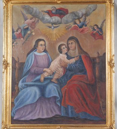 Zdjęcie nr 2: Obrazy „Św. Anna Samotrzeć” oraz „Ucieczka do Egiptu” w kształcie stojących prostokątów, umieszczone w drewnianej, złoconej, fakturowanej ramie, w narożach i na bokach dekorowanej stylizowanym ornamentem; na rewersie rama prosta, niemalowana. 

Na obrazie św. Anny w centrum kompozycji ukazane zostały w pozycji siedzącej na brązowej ławie: po prawej św. Anna, a po lewej Matka Boska, obie zwrócone ku sobie oraz mały Jezus stojący na kolanach matki. Święta Anna obejmuje rękami przechodzące do niej Dzieciątko. Twarz świętej okrągła, pełna o podkreślonych cieniami oczach i długim nosie. Ubrana jest w niebieską suknię oraz czerwony płaszcz zarzucony na plecy i kolana; na głowie ma biały welon i podwikę. Po lewej stronie obrazu Maria delikatnie pochyla się w stronę Dzieciątka, obiema rękami je podtrzymuje. Twarz pełna, o wyraźnych rysach, dużych oczach, długim nosie, drobnych ustach z zaznaczonym wyraźnie podbródkiem i zarumienionymi policzkami; włosy brązowe, długie, spływające na plecy. Ubrana jest w fioletową suknię oraz obszerny niebieski płaszcz. Dzieciątko zwrócone w lewo, pochylone ku św. Anne z prawą nóżką cofniętą do tyłu. Twarz okrągła o delikatnych rysach, włosy krótkie i kędzierzawe. Ubrane jest w białą i krótką sukienkę z czerwoną kokardką u szyi. W górnej części kompozycji znajduje się gołębica Ducha Świętego z rozpostartymi szeroko skrzydłami, a nad nią w otoku z obłoków Bóg Ojciec w niebieskiej sukni i czerwonym płaszczu. Poniżej, po bokach obrazu znajdują się dwie pary aniołów z kwiatami i złożonymi w geście modlitwy dłońmi. Tło jasnobrązowe. 

Na odwrociu obraz „Ucieczka do Egiptu”. Po prawej stronie obrazu Maria trzymająca za lewą rękę Dzieciątko Jezus, za nimi św. Józef z osiołkiem. Matka Boska o sylwetce esowato wygiętej, zwrócona trzy czwarte w prawo; dłonie wysublimowane. Twarz o delikatnych rysach z zadartym nosem i wyraźnie podkreślonym podbródkiem. Maria ubrana jest w jasnoróżową suknię oraz obszerny niebieski płaszcz. Na głowie ma założony brązowy kapelusz owinięty biała chustą, która spływa na ramiona i pod szyję. Jezus stoi pomiędzy rodzicami, ubrany jest w krótką, białą sukienkę, przewiązaną w talii. Święty Józef zwrócony jest trzy czwarte w prawo z głową skierowaną w lewą stronę, prawą ręką przytrzymuje za uzdę osiołka, a lewą na niego wskazuje. Ubrany jest w jasnoniebieską suknię, sięgającą do połowy łydki i brązowy płaszcz zarzucony na lewe ramię. Ma rysy twarzy starszego mężczyzny z krótką i siwą brodą oraz włosami. Po lewej stronie obrazu wysokie palmy. W tle jasne, różowo-błękitne niebo. Kolorystyka jasna, pastelowa.