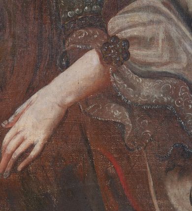 Zdjęcie nr 6: Obraz w kształcie stojącego prostokąta. W centrum kompozycji św. Helena ukazana w półpostaci, zwrócona trzy czwarte w prawo z wysokim krzyżem, który podtrzymuje rękami po swojej prawej stronie, w prawej dłoni trzyma złocone i kameryzowane berło. Twarz owalna z drobnymi ustami, długim i wąskim nosem, wzrokiem skierowanym w prawą stronę obrazu, półkoliście zarysowanymi brwiami, okolona długimi i ciemnobrązowymi włosami, które opadają na plecy i lewe ramię. Święta jest ubrana w strój królewski: bogato dekorowaną suknię z bufiastymi rękawami, czerwony płaszcz z gronostajową podszewką i pelerynką, spięty na piersi ozdobną broszą. Na głowie ma założoną koronę w typie zamkniętym, na szyi sznur pereł, a na uszach złote kolczyki z niebieskimi kamieniami. W tle krajobraz w tonacji brązowo-niebieskiej, z widoczną w połowie obrazu linią horyzontu oraz żółtobrązowym niebem. Rama drewniana, profilowana i złocona.