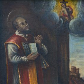 Zdjęcie nr 1: Obraz w kształcie stojącego prostokąta z przedstawieniem św. Walentego. Po lewej stronie kompozycji św. Walenty zwrócony trzy czwarte w lewo z głową skierowaną w stronę Chrystusa zasiadającego pośród obłoków w prawym narożu obrazu. U dołu, po prawej stronie postać śpiącego chorego. Święty Walenty o twarzy skierowanej w lewo, w dłoniach trzyma otwartą księgę. Twarz podłużna, o ciemnej karnacji, okolona krótką brodą i włosami. Ubrany jest w białą albę oraz czerwony ornat półkoliście wycięty ze złotą pretekstą i obszyty złotymi galonami. Nad głową świętego widoczny jest zarys białego, kolistego nimbu. Śpiący chory ukazany w pozycji leżącej z ugiętymi kolanami. Ubrany jest w białą koszulę i niebieski płaszcz. Powyżej Chrystus w postawie siedzącej z krzyżem w lewej dłoni. Ubrany w czerwony płaszcz odsłaniający nagi tors i kolana. Całość zakomponowana jest na tle budowli z kolumną. Na dalszym planie, po prawej stronie otwiera się rozległy krajobraz z wieżami na skarpie. Kolorystyka obrazu ciepła, utrzymana w tonacji brązu i urozmaicona ciepłą czerwienią oraz intensywną żółcią. Rama drewniana, profilowana i złocona. 