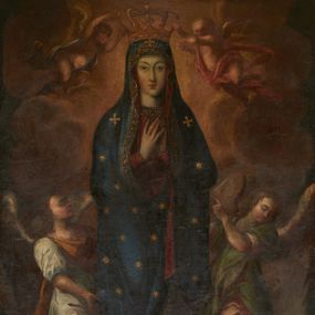 Zdjęcie nr 1: Obraz w kształcie stojącego prostokąta z przedstawieniem Wniebowzięcia Najświętszej Marii Panny. W centrum kompozycji ukazana Matka Boska stojąca na złotym półksiężycu, w delikatnym kontrapoście, z prawą nogą ugiętą w kolanie, z rękami złożonymi w geście modlitwy na wysokości piersi. Twarz podłużna, z zarumienionymi policzkami, z małymi ustami, długim i wąskim nosem oraz małymi oczami ze wzrokiem skierowanym wprost na widza. Maria ubrana jest w długą czerwoną suknię z długimi rękawami oraz niebieski płaszcz z czerwoną podszewką, założony na głowę i otulający całą postać. Płaszcz zdobiony jest małymi złotymi gwiazdkami, dwoma greckimi krzyżykami na ramionach oraz jednym na głowie, a także ozdobną pasmanterią na brzegach. Na stopach ma założone sandały, a na głowie koronę w typie zamkniętym podtrzymywaną przez dwa aniołki. Po bokach Marii znajdują się dwa anioły w ekspresyjnych pozach, na ugiętych kolanach podtrzymujące Matkę Boską. Ubrane są w tuniki oraz rzymskie sandały. Anioł po prawej stronie w różowej i zielonej tunice, anioł po lewej w błękitnej tunice i złotym płaszczu. Scena ukazana jest na tle szaro-żółtych obłoków. U dołu znajdują się dwie tarcze herbowe związane prawdopodobnie z właścicielami Niemirowa. Tarcza po lewej stronie kompozycji dzielona w słup, w prawym czerwonym polu godło herbu Półkozic, a w lewym także czerwonym godło herbu Gryf.  Po bokach tarczy sygle słaoboczytelne „N M” (?). Tarcza po prawej stronie obrazu dzielona w słup z czerwonymi polami, na których nieczytelne godła (Rawin?) oraz sygle.