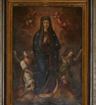 Zdjęcie nr 3: Obraz w kształcie stojącego prostokąta z przedstawieniem Wniebowzięcia Najświętszej Marii Panny. W centrum kompozycji ukazana Matka Boska stojąca na złotym półksiężycu, w delikatnym kontrapoście, z prawą nogą ugiętą w kolanie, z rękami złożonymi w geście modlitwy na wysokości piersi. Twarz podłużna, z zarumienionymi policzkami, z małymi ustami, długim i wąskim nosem oraz małymi oczami ze wzrokiem skierowanym wprost na widza. Maria ubrana jest w długą czerwoną suknię z długimi rękawami oraz niebieski płaszcz z czerwoną podszewką, założony na głowę i otulający całą postać. Płaszcz zdobiony jest małymi złotymi gwiazdkami, dwoma greckimi krzyżykami na ramionach oraz jednym na głowie, a także ozdobną pasmanterią na brzegach. Na stopach ma założone sandały, a na głowie koronę w typie zamkniętym podtrzymywaną przez dwa aniołki. Po bokach Marii znajdują się dwa anioły w ekspresyjnych pozach, na ugiętych kolanach podtrzymujące Matkę Boską. Ubrane są w tuniki oraz rzymskie sandały. Anioł po prawej stronie w różowej i zielonej tunice, anioł po lewej w błękitnej tunice i złotym płaszczu. Scena ukazana jest na tle szaro-żółtych obłoków. U dołu znajdują się dwie tarcze herbowe związane prawdopodobnie z właścicielami Niemirowa. Tarcza po lewej stronie kompozycji dzielona w słup, w prawym czerwonym polu godło herbu Półkozic, a w lewym także czerwonym godło herbu Gryf.  Po bokach tarczy sygle słaoboczytelne „N M” (?). Tarcza po prawej stronie obrazu dzielona w słup z czerwonymi polami, na których nieczytelne godła (Rawin?) oraz sygle.