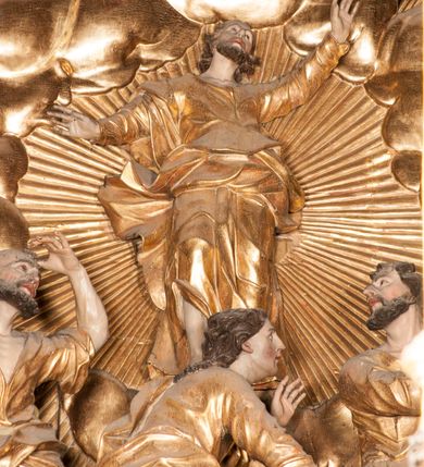 Zdjęcie nr 38: Nastawa jednoosiowa, jednokondygnacyjna ze zwieńczeniem, na wysokim dwustrefowym cokole z wyodrębnionymi czterema prostopadłościanami. Ołtarz kamienny, prostopadłościenny, z kamienną mensą. Antepedium ujęte srebrzoną opaską z napisem „kości ich niech wypuszczą pędu ze swego miejsca, aby byli wsławieni przez swoich synów”, pole podzielone na cztery części ornamentem roślinnym, każda wypełniona złoconą wicią kwiatową i czterema okrągłymi prześwitami. Na ołtarzu ustawione tabernakulum w formie Arki Przymierza. Nastawa ujęta dwiema parami pilastrów i dwiema parami kolumn o kręconych trzonach ustawionych pod kątem na zewnątrz, dźwigającymi pełne belkowanie z kostkowaniem, wyłamane na ich osi, przerwane nad polem środkowym oraz fragmenty przerwanego, półkolistego przyczółka. W polu środkowym wnęka w formie stojącego prostokąta zamkniętego łukiem półkolistym, w niej mniejszy obraz w kształcie stojącego prostokąta zamkniętego łukiem półkolistym nadwieszonym z przedstawieniem Wizji św. Franciszka, ujęty ramą dekorowaną rocaille'em. Zwieńczenie w formie grupy rzeźbiarskiej Przemienienia Pańskiego na tle obłoków i w glorii promienistej. 
W partii belkowania nad polem głównym, na rzeźbionej skale podtrzymywanej przez rocaille klęczące postacie św. Piotra, św. Jana i św. Jakuba w dynamicznych pozach. Nad nimi unosi się Chrystus w otoku z obłoków i glorii, flankowany przez figury Mojżesza i Eliasza klęczące na przerwanym przyczółku, za nimi nadlatujące putta na obłokach. Po lewej stronie Piotr klęczący frontalnie z uniesionymi rękami. Obok niego klęczący św. Jan zwrócony profilem w lewo, z rękami wyciągniętymi w przód, o młodzieńczych rysach i długich, kręconych włosach. Święty Jakub po prawej stronie, w pozycji siedzącej, zwrócony w trzech czwartych w prawo z rękami wyciągniętymi w lewo. Wszyscy ubrani w przylegające do ciała tuniki oraz płaszcze przepasane w partii nóg. Nad nimi Chrystus w pozycji stojącej, frontalnie, w kontrapoście, z uniesioną głową i rękami rozłożonymi na boki, ubrany jest w tunikę oraz płaszcz przewiązany przez lewe ramię i wokół nóg. Na lewym fragmencie przyczółka klęczy Eliasz, zwrócony w trzech czwartych w lewo, pochylony, prawą ręką przytrzymuje na boku księgę, lewą wyciąga w przód. Ubrany jest w tunikę oraz rozwiany płaszcz. Na prawym fragmencie przyczółka klęczy Mojżesz, zwrócony w trzech czwartych w prawo, z pochylona głową, obiema rękami trzyma tablice przykazań. Ubrany jest w tunikę o krótkich rękawach oraz płaszcz zawinięty na lewym ramieniu i opadający na nogi. Obaj prorocy ukazani jako starcy. Nastawa flankowana dwoma wspornikami z figurami św. Wacława i św. Floriana. Struktura polichromowana w kolorze beżowym z żółtymi detalami oraz złoconymi profilami, ornamentyką i zwieńczeniem. Figury w partii ciała polichromowane naturalistycznie z brązowymi włosami i brodami oraz złoconymi szatami i atrybutami. 

