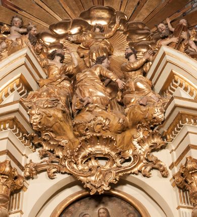 Zdjęcie nr 33: Nastawa jednoosiowa, jednokondygnacyjna ze zwieńczeniem, na wysokim dwustrefowym cokole z wyodrębnionymi czterema prostopadłościanami. Ołtarz kamienny, prostopadłościenny, z kamienną mensą. Antepedium ujęte srebrzoną opaską z napisem „kości ich niech wypuszczą pędu ze swego miejsca, aby byli wsławieni przez swoich synów”, pole podzielone na cztery części ornamentem roślinnym, każda wypełniona złoconą wicią kwiatową i czterema okrągłymi prześwitami. Na ołtarzu ustawione tabernakulum w formie Arki Przymierza. Nastawa ujęta dwiema parami pilastrów i dwiema parami kolumn o kręconych trzonach ustawionych pod kątem na zewnątrz, dźwigającymi pełne belkowanie z kostkowaniem, wyłamane na ich osi, przerwane nad polem środkowym oraz fragmenty przerwanego, półkolistego przyczółka. W polu środkowym wnęka w formie stojącego prostokąta zamkniętego łukiem półkolistym, w niej mniejszy obraz w kształcie stojącego prostokąta zamkniętego łukiem półkolistym nadwieszonym z przedstawieniem Wizji św. Franciszka, ujęty ramą dekorowaną rocaille'em. Zwieńczenie w formie grupy rzeźbiarskiej Przemienienia Pańskiego na tle obłoków i w glorii promienistej. 
W partii belkowania nad polem głównym, na rzeźbionej skale podtrzymywanej przez rocaille klęczące postacie św. Piotra, św. Jana i św. Jakuba w dynamicznych pozach. Nad nimi unosi się Chrystus w otoku z obłoków i glorii, flankowany przez figury Mojżesza i Eliasza klęczące na przerwanym przyczółku, za nimi nadlatujące putta na obłokach. Po lewej stronie Piotr klęczący frontalnie z uniesionymi rękami. Obok niego klęczący św. Jan zwrócony profilem w lewo, z rękami wyciągniętymi w przód, o młodzieńczych rysach i długich, kręconych włosach. Święty Jakub po prawej stronie, w pozycji siedzącej, zwrócony w trzech czwartych w prawo z rękami wyciągniętymi w lewo. Wszyscy ubrani w przylegające do ciała tuniki oraz płaszcze przepasane w partii nóg. Nad nimi Chrystus w pozycji stojącej, frontalnie, w kontrapoście, z uniesioną głową i rękami rozłożonymi na boki, ubrany jest w tunikę oraz płaszcz przewiązany przez lewe ramię i wokół nóg. Na lewym fragmencie przyczółka klęczy Eliasz, zwrócony w trzech czwartych w lewo, pochylony, prawą ręką przytrzymuje na boku księgę, lewą wyciąga w przód. Ubrany jest w tunikę oraz rozwiany płaszcz. Na prawym fragmencie przyczółka klęczy Mojżesz, zwrócony w trzech czwartych w prawo, z pochylona głową, obiema rękami trzyma tablice przykazań. Ubrany jest w tunikę o krótkich rękawach oraz płaszcz zawinięty na lewym ramieniu i opadający na nogi. Obaj prorocy ukazani jako starcy. Nastawa flankowana dwoma wspornikami z figurami św. Wacława i św. Floriana. Struktura polichromowana w kolorze beżowym z żółtymi detalami oraz złoconymi profilami, ornamentyką i zwieńczeniem. Figury w partii ciała polichromowane naturalistycznie z brązowymi włosami i brodami oraz złoconymi szatami i atrybutami. 

