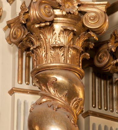 Zdjęcie nr 36: Nastawa jednoosiowa, jednokondygnacyjna ze zwieńczeniem, na wysokim dwustrefowym cokole z wyodrębnionymi czterema prostopadłościanami. Ołtarz kamienny, prostopadłościenny, z kamienną mensą. Antepedium ujęte srebrzoną opaską z napisem „kości ich niech wypuszczą pędu ze swego miejsca, aby byli wsławieni przez swoich synów”, pole podzielone na cztery części ornamentem roślinnym, każda wypełniona złoconą wicią kwiatową i czterema okrągłymi prześwitami. Na ołtarzu ustawione tabernakulum w formie Arki Przymierza. Nastawa ujęta dwiema parami pilastrów i dwiema parami kolumn o kręconych trzonach ustawionych pod kątem na zewnątrz, dźwigającymi pełne belkowanie z kostkowaniem, wyłamane na ich osi, przerwane nad polem środkowym oraz fragmenty przerwanego, półkolistego przyczółka. W polu środkowym wnęka w formie stojącego prostokąta zamkniętego łukiem półkolistym, w niej mniejszy obraz w kształcie stojącego prostokąta zamkniętego łukiem półkolistym nadwieszonym z przedstawieniem Wizji św. Franciszka, ujęty ramą dekorowaną rocaille&#039;em. Zwieńczenie w formie grupy rzeźbiarskiej Przemienienia Pańskiego na tle obłoków i w glorii promienistej. 
W partii belkowania nad polem głównym, na rzeźbionej skale podtrzymywanej przez rocaille klęczące postacie św. Piotra, św. Jana i św. Jakuba w dynamicznych pozach. Nad nimi unosi się Chrystus w otoku z obłoków i glorii, flankowany przez figury Mojżesza i Eliasza klęczące na przerwanym przyczółku, za nimi nadlatujące putta na obłokach. Po lewej stronie Piotr klęczący frontalnie z uniesionymi rękami. Obok niego klęczący św. Jan zwrócony profilem w lewo, z rękami wyciągniętymi w przód, o młodzieńczych rysach i długich, kręconych włosach. Święty Jakub po prawej stronie, w pozycji siedzącej, zwrócony w trzech czwartych w prawo z rękami wyciągniętymi w lewo. Wszyscy ubrani w przylegające do ciała tuniki oraz płaszcze przepasane w partii nóg. Nad nimi Chrystus w pozycji stojącej, frontalnie, w kontrapoście, z uniesioną głową i rękami rozłożonymi na boki, ubrany jest w tunikę oraz płaszcz przewiązany przez lewe ramię i wokół nóg. Na lewym fragmencie przyczółka klęczy Eliasz, zwrócony w trzech czwartych w lewo, pochylony, prawą ręką przytrzymuje na boku księgę, lewą wyciąga w przód. Ubrany jest w tunikę oraz rozwiany płaszcz. Na prawym fragmencie przyczółka klęczy Mojżesz, zwrócony w trzech czwartych w prawo, z pochylona głową, obiema rękami trzyma tablice przykazań. Ubrany jest w tunikę o krótkich rękawach oraz płaszcz zawinięty na lewym ramieniu i opadający na nogi. Obaj prorocy ukazani jako starcy. Nastawa flankowana dwoma wspornikami z figurami św. Wacława i św. Floriana. Struktura polichromowana w kolorze beżowym z żółtymi detalami oraz złoconymi profilami, ornamentyką i zwieńczeniem. Figury w partii ciała polichromowane naturalistycznie z brązowymi włosami i brodami oraz złoconymi szatami i atrybutami. 

