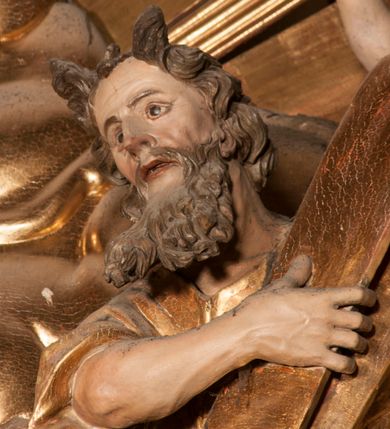 Zdjęcie nr 41: Nastawa jednoosiowa, jednokondygnacyjna ze zwieńczeniem, na wysokim dwustrefowym cokole z wyodrębnionymi czterema prostopadłościanami. Ołtarz kamienny, prostopadłościenny, z kamienną mensą. Antepedium ujęte srebrzoną opaską z napisem „kości ich niech wypuszczą pędu ze swego miejsca, aby byli wsławieni przez swoich synów”, pole podzielone na cztery części ornamentem roślinnym, każda wypełniona złoconą wicią kwiatową i czterema okrągłymi prześwitami. Na ołtarzu ustawione tabernakulum w formie Arki Przymierza. Nastawa ujęta dwiema parami pilastrów i dwiema parami kolumn o kręconych trzonach ustawionych pod kątem na zewnątrz, dźwigającymi pełne belkowanie z kostkowaniem, wyłamane na ich osi, przerwane nad polem środkowym oraz fragmenty przerwanego, półkolistego przyczółka. W polu środkowym wnęka w formie stojącego prostokąta zamkniętego łukiem półkolistym, w niej mniejszy obraz w kształcie stojącego prostokąta zamkniętego łukiem półkolistym nadwieszonym z przedstawieniem Wizji św. Franciszka, ujęty ramą dekorowaną rocaille'em. Zwieńczenie w formie grupy rzeźbiarskiej Przemienienia Pańskiego na tle obłoków i w glorii promienistej. 
W partii belkowania nad polem głównym, na rzeźbionej skale podtrzymywanej przez rocaille klęczące postacie św. Piotra, św. Jana i św. Jakuba w dynamicznych pozach. Nad nimi unosi się Chrystus w otoku z obłoków i glorii, flankowany przez figury Mojżesza i Eliasza klęczące na przerwanym przyczółku, za nimi nadlatujące putta na obłokach. Po lewej stronie Piotr klęczący frontalnie z uniesionymi rękami. Obok niego klęczący św. Jan zwrócony profilem w lewo, z rękami wyciągniętymi w przód, o młodzieńczych rysach i długich, kręconych włosach. Święty Jakub po prawej stronie, w pozycji siedzącej, zwrócony w trzech czwartych w prawo z rękami wyciągniętymi w lewo. Wszyscy ubrani w przylegające do ciała tuniki oraz płaszcze przepasane w partii nóg. Nad nimi Chrystus w pozycji stojącej, frontalnie, w kontrapoście, z uniesioną głową i rękami rozłożonymi na boki, ubrany jest w tunikę oraz płaszcz przewiązany przez lewe ramię i wokół nóg. Na lewym fragmencie przyczółka klęczy Eliasz, zwrócony w trzech czwartych w lewo, pochylony, prawą ręką przytrzymuje na boku księgę, lewą wyciąga w przód. Ubrany jest w tunikę oraz rozwiany płaszcz. Na prawym fragmencie przyczółka klęczy Mojżesz, zwrócony w trzech czwartych w prawo, z pochylona głową, obiema rękami trzyma tablice przykazań. Ubrany jest w tunikę o krótkich rękawach oraz płaszcz zawinięty na lewym ramieniu i opadający na nogi. Obaj prorocy ukazani jako starcy. Nastawa flankowana dwoma wspornikami z figurami św. Wacława i św. Floriana. Struktura polichromowana w kolorze beżowym z żółtymi detalami oraz złoconymi profilami, ornamentyką i zwieńczeniem. Figury w partii ciała polichromowane naturalistycznie z brązowymi włosami i brodami oraz złoconymi szatami i atrybutami. 

