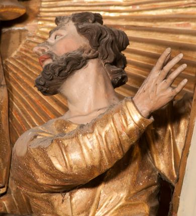 Zdjęcie nr 46: Nastawa jednoosiowa, jednokondygnacyjna ze zwieńczeniem, na wysokim dwustrefowym cokole z wyodrębnionymi czterema prostopadłościanami. Ołtarz kamienny, prostopadłościenny, z kamienną mensą. Antepedium ujęte srebrzoną opaską z napisem „kości ich niech wypuszczą pędu ze swego miejsca, aby byli wsławieni przez swoich synów”, pole podzielone na cztery części ornamentem roślinnym, każda wypełniona złoconą wicią kwiatową i czterema okrągłymi prześwitami. Na ołtarzu ustawione tabernakulum w formie Arki Przymierza. Nastawa ujęta dwiema parami pilastrów i dwiema parami kolumn o kręconych trzonach ustawionych pod kątem na zewnątrz, dźwigającymi pełne belkowanie z kostkowaniem, wyłamane na ich osi, przerwane nad polem środkowym oraz fragmenty przerwanego, półkolistego przyczółka. W polu środkowym wnęka w formie stojącego prostokąta zamkniętego łukiem półkolistym, w niej mniejszy obraz w kształcie stojącego prostokąta zamkniętego łukiem półkolistym nadwieszonym z przedstawieniem Wizji św. Franciszka, ujęty ramą dekorowaną rocaille'em. Zwieńczenie w formie grupy rzeźbiarskiej Przemienienia Pańskiego na tle obłoków i w glorii promienistej. 
W partii belkowania nad polem głównym, na rzeźbionej skale podtrzymywanej przez rocaille klęczące postacie św. Piotra, św. Jana i św. Jakuba w dynamicznych pozach. Nad nimi unosi się Chrystus w otoku z obłoków i glorii, flankowany przez figury Mojżesza i Eliasza klęczące na przerwanym przyczółku, za nimi nadlatujące putta na obłokach. Po lewej stronie Piotr klęczący frontalnie z uniesionymi rękami. Obok niego klęczący św. Jan zwrócony profilem w lewo, z rękami wyciągniętymi w przód, o młodzieńczych rysach i długich, kręconych włosach. Święty Jakub po prawej stronie, w pozycji siedzącej, zwrócony w trzech czwartych w prawo z rękami wyciągniętymi w lewo. Wszyscy ubrani w przylegające do ciała tuniki oraz płaszcze przepasane w partii nóg. Nad nimi Chrystus w pozycji stojącej, frontalnie, w kontrapoście, z uniesioną głową i rękami rozłożonymi na boki, ubrany jest w tunikę oraz płaszcz przewiązany przez lewe ramię i wokół nóg. Na lewym fragmencie przyczółka klęczy Eliasz, zwrócony w trzech czwartych w lewo, pochylony, prawą ręką przytrzymuje na boku księgę, lewą wyciąga w przód. Ubrany jest w tunikę oraz rozwiany płaszcz. Na prawym fragmencie przyczółka klęczy Mojżesz, zwrócony w trzech czwartych w prawo, z pochylona głową, obiema rękami trzyma tablice przykazań. Ubrany jest w tunikę o krótkich rękawach oraz płaszcz zawinięty na lewym ramieniu i opadający na nogi. Obaj prorocy ukazani jako starcy. Nastawa flankowana dwoma wspornikami z figurami św. Wacława i św. Floriana. Struktura polichromowana w kolorze beżowym z żółtymi detalami oraz złoconymi profilami, ornamentyką i zwieńczeniem. Figury w partii ciała polichromowane naturalistycznie z brązowymi włosami i brodami oraz złoconymi szatami i atrybutami. 

