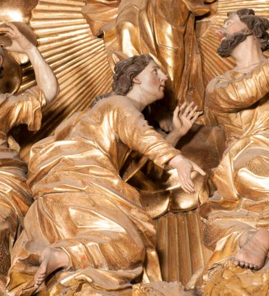 Zdjęcie nr 49: Nastawa jednoosiowa, jednokondygnacyjna ze zwieńczeniem, na wysokim dwustrefowym cokole z wyodrębnionymi czterema prostopadłościanami. Ołtarz kamienny, prostopadłościenny, z kamienną mensą. Antepedium ujęte srebrzoną opaską z napisem „kości ich niech wypuszczą pędu ze swego miejsca, aby byli wsławieni przez swoich synów”, pole podzielone na cztery części ornamentem roślinnym, każda wypełniona złoconą wicią kwiatową i czterema okrągłymi prześwitami. Na ołtarzu ustawione tabernakulum w formie Arki Przymierza. Nastawa ujęta dwiema parami pilastrów i dwiema parami kolumn o kręconych trzonach ustawionych pod kątem na zewnątrz, dźwigającymi pełne belkowanie z kostkowaniem, wyłamane na ich osi, przerwane nad polem środkowym oraz fragmenty przerwanego, półkolistego przyczółka. W polu środkowym wnęka w formie stojącego prostokąta zamkniętego łukiem półkolistym, w niej mniejszy obraz w kształcie stojącego prostokąta zamkniętego łukiem półkolistym nadwieszonym z przedstawieniem Wizji św. Franciszka, ujęty ramą dekorowaną rocaille'em. Zwieńczenie w formie grupy rzeźbiarskiej Przemienienia Pańskiego na tle obłoków i w glorii promienistej. 
W partii belkowania nad polem głównym, na rzeźbionej skale podtrzymywanej przez rocaille klęczące postacie św. Piotra, św. Jana i św. Jakuba w dynamicznych pozach. Nad nimi unosi się Chrystus w otoku z obłoków i glorii, flankowany przez figury Mojżesza i Eliasza klęczące na przerwanym przyczółku, za nimi nadlatujące putta na obłokach. Po lewej stronie Piotr klęczący frontalnie z uniesionymi rękami. Obok niego klęczący św. Jan zwrócony profilem w lewo, z rękami wyciągniętymi w przód, o młodzieńczych rysach i długich, kręconych włosach. Święty Jakub po prawej stronie, w pozycji siedzącej, zwrócony w trzech czwartych w prawo z rękami wyciągniętymi w lewo. Wszyscy ubrani w przylegające do ciała tuniki oraz płaszcze przepasane w partii nóg. Nad nimi Chrystus w pozycji stojącej, frontalnie, w kontrapoście, z uniesioną głową i rękami rozłożonymi na boki, ubrany jest w tunikę oraz płaszcz przewiązany przez lewe ramię i wokół nóg. Na lewym fragmencie przyczółka klęczy Eliasz, zwrócony w trzech czwartych w lewo, pochylony, prawą ręką przytrzymuje na boku księgę, lewą wyciąga w przód. Ubrany jest w tunikę oraz rozwiany płaszcz. Na prawym fragmencie przyczółka klęczy Mojżesz, zwrócony w trzech czwartych w prawo, z pochylona głową, obiema rękami trzyma tablice przykazań. Ubrany jest w tunikę o krótkich rękawach oraz płaszcz zawinięty na lewym ramieniu i opadający na nogi. Obaj prorocy ukazani jako starcy. Nastawa flankowana dwoma wspornikami z figurami św. Wacława i św. Floriana. Struktura polichromowana w kolorze beżowym z żółtymi detalami oraz złoconymi profilami, ornamentyką i zwieńczeniem. Figury w partii ciała polichromowane naturalistycznie z brązowymi włosami i brodami oraz złoconymi szatami i atrybutami. 

