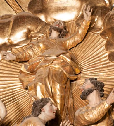 Zdjęcie nr 45: Nastawa jednoosiowa, jednokondygnacyjna ze zwieńczeniem, na wysokim dwustrefowym cokole z wyodrębnionymi czterema prostopadłościanami. Ołtarz kamienny, prostopadłościenny, z kamienną mensą. Antepedium ujęte srebrzoną opaską z napisem „kości ich niech wypuszczą pędu ze swego miejsca, aby byli wsławieni przez swoich synów”, pole podzielone na cztery części ornamentem roślinnym, każda wypełniona złoconą wicią kwiatową i czterema okrągłymi prześwitami. Na ołtarzu ustawione tabernakulum w formie Arki Przymierza. Nastawa ujęta dwiema parami pilastrów i dwiema parami kolumn o kręconych trzonach ustawionych pod kątem na zewnątrz, dźwigającymi pełne belkowanie z kostkowaniem, wyłamane na ich osi, przerwane nad polem środkowym oraz fragmenty przerwanego, półkolistego przyczółka. W polu środkowym wnęka w formie stojącego prostokąta zamkniętego łukiem półkolistym, w niej mniejszy obraz w kształcie stojącego prostokąta zamkniętego łukiem półkolistym nadwieszonym z przedstawieniem Wizji św. Franciszka, ujęty ramą dekorowaną rocaille&#039;em. Zwieńczenie w formie grupy rzeźbiarskiej Przemienienia Pańskiego na tle obłoków i w glorii promienistej. 
W partii belkowania nad polem głównym, na rzeźbionej skale podtrzymywanej przez rocaille klęczące postacie św. Piotra, św. Jana i św. Jakuba w dynamicznych pozach. Nad nimi unosi się Chrystus w otoku z obłoków i glorii, flankowany przez figury Mojżesza i Eliasza klęczące na przerwanym przyczółku, za nimi nadlatujące putta na obłokach. Po lewej stronie Piotr klęczący frontalnie z uniesionymi rękami. Obok niego klęczący św. Jan zwrócony profilem w lewo, z rękami wyciągniętymi w przód, o młodzieńczych rysach i długich, kręconych włosach. Święty Jakub po prawej stronie, w pozycji siedzącej, zwrócony w trzech czwartych w prawo z rękami wyciągniętymi w lewo. Wszyscy ubrani w przylegające do ciała tuniki oraz płaszcze przepasane w partii nóg. Nad nimi Chrystus w pozycji stojącej, frontalnie, w kontrapoście, z uniesioną głową i rękami rozłożonymi na boki, ubrany jest w tunikę oraz płaszcz przewiązany przez lewe ramię i wokół nóg. Na lewym fragmencie przyczółka klęczy Eliasz, zwrócony w trzech czwartych w lewo, pochylony, prawą ręką przytrzymuje na boku księgę, lewą wyciąga w przód. Ubrany jest w tunikę oraz rozwiany płaszcz. Na prawym fragmencie przyczółka klęczy Mojżesz, zwrócony w trzech czwartych w prawo, z pochylona głową, obiema rękami trzyma tablice przykazań. Ubrany jest w tunikę o krótkich rękawach oraz płaszcz zawinięty na lewym ramieniu i opadający na nogi. Obaj prorocy ukazani jako starcy. Nastawa flankowana dwoma wspornikami z figurami św. Wacława i św. Floriana. Struktura polichromowana w kolorze beżowym z żółtymi detalami oraz złoconymi profilami, ornamentyką i zwieńczeniem. Figury w partii ciała polichromowane naturalistycznie z brązowymi włosami i brodami oraz złoconymi szatami i atrybutami. 

