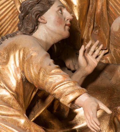 Zdjęcie nr 48: Nastawa jednoosiowa, jednokondygnacyjna ze zwieńczeniem, na wysokim dwustrefowym cokole z wyodrębnionymi czterema prostopadłościanami. Ołtarz kamienny, prostopadłościenny, z kamienną mensą. Antepedium ujęte srebrzoną opaską z napisem „kości ich niech wypuszczą pędu ze swego miejsca, aby byli wsławieni przez swoich synów”, pole podzielone na cztery części ornamentem roślinnym, każda wypełniona złoconą wicią kwiatową i czterema okrągłymi prześwitami. Na ołtarzu ustawione tabernakulum w formie Arki Przymierza. Nastawa ujęta dwiema parami pilastrów i dwiema parami kolumn o kręconych trzonach ustawionych pod kątem na zewnątrz, dźwigającymi pełne belkowanie z kostkowaniem, wyłamane na ich osi, przerwane nad polem środkowym oraz fragmenty przerwanego, półkolistego przyczółka. W polu środkowym wnęka w formie stojącego prostokąta zamkniętego łukiem półkolistym, w niej mniejszy obraz w kształcie stojącego prostokąta zamkniętego łukiem półkolistym nadwieszonym z przedstawieniem Wizji św. Franciszka, ujęty ramą dekorowaną rocaille'em. Zwieńczenie w formie grupy rzeźbiarskiej Przemienienia Pańskiego na tle obłoków i w glorii promienistej. 
W partii belkowania nad polem głównym, na rzeźbionej skale podtrzymywanej przez rocaille klęczące postacie św. Piotra, św. Jana i św. Jakuba w dynamicznych pozach. Nad nimi unosi się Chrystus w otoku z obłoków i glorii, flankowany przez figury Mojżesza i Eliasza klęczące na przerwanym przyczółku, za nimi nadlatujące putta na obłokach. Po lewej stronie Piotr klęczący frontalnie z uniesionymi rękami. Obok niego klęczący św. Jan zwrócony profilem w lewo, z rękami wyciągniętymi w przód, o młodzieńczych rysach i długich, kręconych włosach. Święty Jakub po prawej stronie, w pozycji siedzącej, zwrócony w trzech czwartych w prawo z rękami wyciągniętymi w lewo. Wszyscy ubrani w przylegające do ciała tuniki oraz płaszcze przepasane w partii nóg. Nad nimi Chrystus w pozycji stojącej, frontalnie, w kontrapoście, z uniesioną głową i rękami rozłożonymi na boki, ubrany jest w tunikę oraz płaszcz przewiązany przez lewe ramię i wokół nóg. Na lewym fragmencie przyczółka klęczy Eliasz, zwrócony w trzech czwartych w lewo, pochylony, prawą ręką przytrzymuje na boku księgę, lewą wyciąga w przód. Ubrany jest w tunikę oraz rozwiany płaszcz. Na prawym fragmencie przyczółka klęczy Mojżesz, zwrócony w trzech czwartych w prawo, z pochylona głową, obiema rękami trzyma tablice przykazań. Ubrany jest w tunikę o krótkich rękawach oraz płaszcz zawinięty na lewym ramieniu i opadający na nogi. Obaj prorocy ukazani jako starcy. Nastawa flankowana dwoma wspornikami z figurami św. Wacława i św. Floriana. Struktura polichromowana w kolorze beżowym z żółtymi detalami oraz złoconymi profilami, ornamentyką i zwieńczeniem. Figury w partii ciała polichromowane naturalistycznie z brązowymi włosami i brodami oraz złoconymi szatami i atrybutami. 

