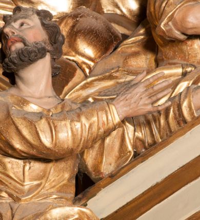 Zdjęcie nr 4: Nastawa jednoosiowa, jednokondygnacyjna ze zwieńczeniem, na wysokim dwustrefowym cokole z wyodrębnionymi czterema prostopadłościanami. Ołtarz kamienny, prostopadłościenny, z kamienną mensą. Antepedium ujęte srebrzoną opaską z napisem „kości ich niech wypuszczą pędu ze swego miejsca, aby byli wsławieni przez swoich synów”, pole podzielone na cztery części ornamentem roślinnym, każda wypełniona złoconą wicią kwiatową i czterema okrągłymi prześwitami. Na ołtarzu ustawione tabernakulum w formie Arki Przymierza. Nastawa ujęta dwiema parami pilastrów i dwiema parami kolumn o kręconych trzonach ustawionych pod kątem na zewnątrz, dźwigającymi pełne belkowanie z kostkowaniem, wyłamane na ich osi, przerwane nad polem środkowym oraz fragmenty przerwanego, półkolistego przyczółka. W polu środkowym wnęka w formie stojącego prostokąta zamkniętego łukiem półkolistym, w niej mniejszy obraz w kształcie stojącego prostokąta zamkniętego łukiem półkolistym nadwieszonym z przedstawieniem Wizji św. Franciszka, ujęty ramą dekorowaną rocaille&#039;em. Zwieńczenie w formie grupy rzeźbiarskiej Przemienienia Pańskiego na tle obłoków i w glorii promienistej. 
W partii belkowania nad polem głównym, na rzeźbionej skale podtrzymywanej przez rocaille klęczące postacie św. Piotra, św. Jana i św. Jakuba w dynamicznych pozach. Nad nimi unosi się Chrystus w otoku z obłoków i glorii, flankowany przez figury Mojżesza i Eliasza klęczące na przerwanym przyczółku, za nimi nadlatujące putta na obłokach. Po lewej stronie Piotr klęczący frontalnie z uniesionymi rękami. Obok niego klęczący św. Jan zwrócony profilem w lewo, z rękami wyciągniętymi w przód, o młodzieńczych rysach i długich, kręconych włosach. Święty Jakub po prawej stronie, w pozycji siedzącej, zwrócony w trzech czwartych w prawo z rękami wyciągniętymi w lewo. Wszyscy ubrani w przylegające do ciała tuniki oraz płaszcze przepasane w partii nóg. Nad nimi Chrystus w pozycji stojącej, frontalnie, w kontrapoście, z uniesioną głową i rękami rozłożonymi na boki, ubrany jest w tunikę oraz płaszcz przewiązany przez lewe ramię i wokół nóg. Na lewym fragmencie przyczółka klęczy Eliasz, zwrócony w trzech czwartych w lewo, pochylony, prawą ręką przytrzymuje na boku księgę, lewą wyciąga w przód. Ubrany jest w tunikę oraz rozwiany płaszcz. Na prawym fragmencie przyczółka klęczy Mojżesz, zwrócony w trzech czwartych w prawo, z pochylona głową, obiema rękami trzyma tablice przykazań. Ubrany jest w tunikę o krótkich rękawach oraz płaszcz zawinięty na lewym ramieniu i opadający na nogi. Obaj prorocy ukazani jako starcy. Nastawa flankowana dwoma wspornikami z figurami św. Wacława i św. Floriana. Struktura polichromowana w kolorze beżowym z żółtymi detalami oraz złoconymi profilami, ornamentyką i zwieńczeniem. Figury w partii ciała polichromowane naturalistycznie z brązowymi włosami i brodami oraz złoconymi szatami i atrybutami. 

