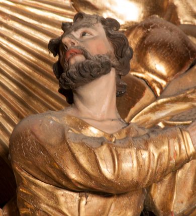 Zdjęcie nr 2: Nastawa jednoosiowa, jednokondygnacyjna ze zwieńczeniem, na wysokim dwustrefowym cokole z wyodrębnionymi czterema prostopadłościanami. Ołtarz kamienny, prostopadłościenny, z kamienną mensą. Antepedium ujęte srebrzoną opaską z napisem „kości ich niech wypuszczą pędu ze swego miejsca, aby byli wsławieni przez swoich synów”, pole podzielone na cztery części ornamentem roślinnym, każda wypełniona złoconą wicią kwiatową i czterema okrągłymi prześwitami. Na ołtarzu ustawione tabernakulum w formie Arki Przymierza. Nastawa ujęta dwiema parami pilastrów i dwiema parami kolumn o kręconych trzonach ustawionych pod kątem na zewnątrz, dźwigającymi pełne belkowanie z kostkowaniem, wyłamane na ich osi, przerwane nad polem środkowym oraz fragmenty przerwanego, półkolistego przyczółka. W polu środkowym wnęka w formie stojącego prostokąta zamkniętego łukiem półkolistym, w niej mniejszy obraz w kształcie stojącego prostokąta zamkniętego łukiem półkolistym nadwieszonym z przedstawieniem Wizji św. Franciszka, ujęty ramą dekorowaną rocaille'em. Zwieńczenie w formie grupy rzeźbiarskiej Przemienienia Pańskiego na tle obłoków i w glorii promienistej. 
W partii belkowania nad polem głównym, na rzeźbionej skale podtrzymywanej przez rocaille klęczące postacie św. Piotra, św. Jana i św. Jakuba w dynamicznych pozach. Nad nimi unosi się Chrystus w otoku z obłoków i glorii, flankowany przez figury Mojżesza i Eliasza klęczące na przerwanym przyczółku, za nimi nadlatujące putta na obłokach. Po lewej stronie Piotr klęczący frontalnie z uniesionymi rękami. Obok niego klęczący św. Jan zwrócony profilem w lewo, z rękami wyciągniętymi w przód, o młodzieńczych rysach i długich, kręconych włosach. Święty Jakub po prawej stronie, w pozycji siedzącej, zwrócony w trzech czwartych w prawo z rękami wyciągniętymi w lewo. Wszyscy ubrani w przylegające do ciała tuniki oraz płaszcze przepasane w partii nóg. Nad nimi Chrystus w pozycji stojącej, frontalnie, w kontrapoście, z uniesioną głową i rękami rozłożonymi na boki, ubrany jest w tunikę oraz płaszcz przewiązany przez lewe ramię i wokół nóg. Na lewym fragmencie przyczółka klęczy Eliasz, zwrócony w trzech czwartych w lewo, pochylony, prawą ręką przytrzymuje na boku księgę, lewą wyciąga w przód. Ubrany jest w tunikę oraz rozwiany płaszcz. Na prawym fragmencie przyczółka klęczy Mojżesz, zwrócony w trzech czwartych w prawo, z pochylona głową, obiema rękami trzyma tablice przykazań. Ubrany jest w tunikę o krótkich rękawach oraz płaszcz zawinięty na lewym ramieniu i opadający na nogi. Obaj prorocy ukazani jako starcy. Nastawa flankowana dwoma wspornikami z figurami św. Wacława i św. Floriana. Struktura polichromowana w kolorze beżowym z żółtymi detalami oraz złoconymi profilami, ornamentyką i zwieńczeniem. Figury w partii ciała polichromowane naturalistycznie z brązowymi włosami i brodami oraz złoconymi szatami i atrybutami. 

