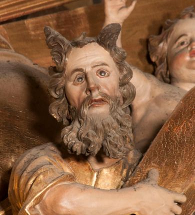 Zdjęcie nr 59: Nastawa jednoosiowa, jednokondygnacyjna ze zwieńczeniem, na wysokim dwustrefowym cokole z wyodrębnionymi czterema prostopadłościanami. Ołtarz kamienny, prostopadłościenny, z kamienną mensą. Antepedium ujęte srebrzoną opaską z napisem „kości ich niech wypuszczą pędu ze swego miejsca, aby byli wsławieni przez swoich synów”, pole podzielone na cztery części ornamentem roślinnym, każda wypełniona złoconą wicią kwiatową i czterema okrągłymi prześwitami. Na ołtarzu ustawione tabernakulum w formie Arki Przymierza. Nastawa ujęta dwiema parami pilastrów i dwiema parami kolumn o kręconych trzonach ustawionych pod kątem na zewnątrz, dźwigającymi pełne belkowanie z kostkowaniem, wyłamane na ich osi, przerwane nad polem środkowym oraz fragmenty przerwanego, półkolistego przyczółka. W polu środkowym wnęka w formie stojącego prostokąta zamkniętego łukiem półkolistym, w niej mniejszy obraz w kształcie stojącego prostokąta zamkniętego łukiem półkolistym nadwieszonym z przedstawieniem Wizji św. Franciszka, ujęty ramą dekorowaną rocaille'em. Zwieńczenie w formie grupy rzeźbiarskiej Przemienienia Pańskiego na tle obłoków i w glorii promienistej. 
W partii belkowania nad polem głównym, na rzeźbionej skale podtrzymywanej przez rocaille klęczące postacie św. Piotra, św. Jana i św. Jakuba w dynamicznych pozach. Nad nimi unosi się Chrystus w otoku z obłoków i glorii, flankowany przez figury Mojżesza i Eliasza klęczące na przerwanym przyczółku, za nimi nadlatujące putta na obłokach. Po lewej stronie Piotr klęczący frontalnie z uniesionymi rękami. Obok niego klęczący św. Jan zwrócony profilem w lewo, z rękami wyciągniętymi w przód, o młodzieńczych rysach i długich, kręconych włosach. Święty Jakub po prawej stronie, w pozycji siedzącej, zwrócony w trzech czwartych w prawo z rękami wyciągniętymi w lewo. Wszyscy ubrani w przylegające do ciała tuniki oraz płaszcze przepasane w partii nóg. Nad nimi Chrystus w pozycji stojącej, frontalnie, w kontrapoście, z uniesioną głową i rękami rozłożonymi na boki, ubrany jest w tunikę oraz płaszcz przewiązany przez lewe ramię i wokół nóg. Na lewym fragmencie przyczółka klęczy Eliasz, zwrócony w trzech czwartych w lewo, pochylony, prawą ręką przytrzymuje na boku księgę, lewą wyciąga w przód. Ubrany jest w tunikę oraz rozwiany płaszcz. Na prawym fragmencie przyczółka klęczy Mojżesz, zwrócony w trzech czwartych w prawo, z pochylona głową, obiema rękami trzyma tablice przykazań. Ubrany jest w tunikę o krótkich rękawach oraz płaszcz zawinięty na lewym ramieniu i opadający na nogi. Obaj prorocy ukazani jako starcy. Nastawa flankowana dwoma wspornikami z figurami św. Wacława i św. Floriana. Struktura polichromowana w kolorze beżowym z żółtymi detalami oraz złoconymi profilami, ornamentyką i zwieńczeniem. Figury w partii ciała polichromowane naturalistycznie z brązowymi włosami i brodami oraz złoconymi szatami i atrybutami. 

