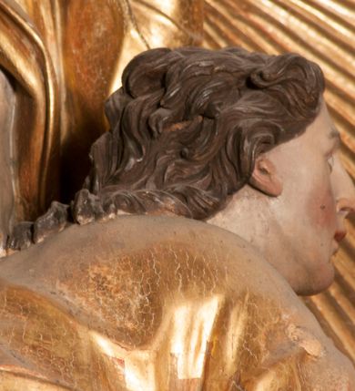 Zdjęcie nr 3: Nastawa jednoosiowa, jednokondygnacyjna ze zwieńczeniem, na wysokim dwustrefowym cokole z wyodrębnionymi czterema prostopadłościanami. Ołtarz kamienny, prostopadłościenny, z kamienną mensą. Antepedium ujęte srebrzoną opaską z napisem „kości ich niech wypuszczą pędu ze swego miejsca, aby byli wsławieni przez swoich synów”, pole podzielone na cztery części ornamentem roślinnym, każda wypełniona złoconą wicią kwiatową i czterema okrągłymi prześwitami. Na ołtarzu ustawione tabernakulum w formie Arki Przymierza. Nastawa ujęta dwiema parami pilastrów i dwiema parami kolumn o kręconych trzonach ustawionych pod kątem na zewnątrz, dźwigającymi pełne belkowanie z kostkowaniem, wyłamane na ich osi, przerwane nad polem środkowym oraz fragmenty przerwanego, półkolistego przyczółka. W polu środkowym wnęka w formie stojącego prostokąta zamkniętego łukiem półkolistym, w niej mniejszy obraz w kształcie stojącego prostokąta zamkniętego łukiem półkolistym nadwieszonym z przedstawieniem Wizji św. Franciszka, ujęty ramą dekorowaną rocaille'em. Zwieńczenie w formie grupy rzeźbiarskiej Przemienienia Pańskiego na tle obłoków i w glorii promienistej. 
W partii belkowania nad polem głównym, na rzeźbionej skale podtrzymywanej przez rocaille klęczące postacie św. Piotra, św. Jana i św. Jakuba w dynamicznych pozach. Nad nimi unosi się Chrystus w otoku z obłoków i glorii, flankowany przez figury Mojżesza i Eliasza klęczące na przerwanym przyczółku, za nimi nadlatujące putta na obłokach. Po lewej stronie Piotr klęczący frontalnie z uniesionymi rękami. Obok niego klęczący św. Jan zwrócony profilem w lewo, z rękami wyciągniętymi w przód, o młodzieńczych rysach i długich, kręconych włosach. Święty Jakub po prawej stronie, w pozycji siedzącej, zwrócony w trzech czwartych w prawo z rękami wyciągniętymi w lewo. Wszyscy ubrani w przylegające do ciała tuniki oraz płaszcze przepasane w partii nóg. Nad nimi Chrystus w pozycji stojącej, frontalnie, w kontrapoście, z uniesioną głową i rękami rozłożonymi na boki, ubrany jest w tunikę oraz płaszcz przewiązany przez lewe ramię i wokół nóg. Na lewym fragmencie przyczółka klęczy Eliasz, zwrócony w trzech czwartych w lewo, pochylony, prawą ręką przytrzymuje na boku księgę, lewą wyciąga w przód. Ubrany jest w tunikę oraz rozwiany płaszcz. Na prawym fragmencie przyczółka klęczy Mojżesz, zwrócony w trzech czwartych w prawo, z pochylona głową, obiema rękami trzyma tablice przykazań. Ubrany jest w tunikę o krótkich rękawach oraz płaszcz zawinięty na lewym ramieniu i opadający na nogi. Obaj prorocy ukazani jako starcy. Nastawa flankowana dwoma wspornikami z figurami św. Wacława i św. Floriana. Struktura polichromowana w kolorze beżowym z żółtymi detalami oraz złoconymi profilami, ornamentyką i zwieńczeniem. Figury w partii ciała polichromowane naturalistycznie z brązowymi włosami i brodami oraz złoconymi szatami i atrybutami. 

