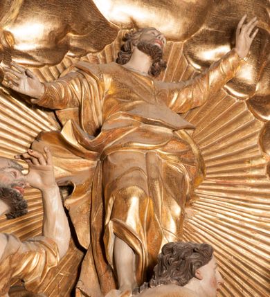 Zdjęcie nr 56: Nastawa jednoosiowa, jednokondygnacyjna ze zwieńczeniem, na wysokim dwustrefowym cokole z wyodrębnionymi czterema prostopadłościanami. Ołtarz kamienny, prostopadłościenny, z kamienną mensą. Antepedium ujęte srebrzoną opaską z napisem „kości ich niech wypuszczą pędu ze swego miejsca, aby byli wsławieni przez swoich synów”, pole podzielone na cztery części ornamentem roślinnym, każda wypełniona złoconą wicią kwiatową i czterema okrągłymi prześwitami. Na ołtarzu ustawione tabernakulum w formie Arki Przymierza. Nastawa ujęta dwiema parami pilastrów i dwiema parami kolumn o kręconych trzonach ustawionych pod kątem na zewnątrz, dźwigającymi pełne belkowanie z kostkowaniem, wyłamane na ich osi, przerwane nad polem środkowym oraz fragmenty przerwanego, półkolistego przyczółka. W polu środkowym wnęka w formie stojącego prostokąta zamkniętego łukiem półkolistym, w niej mniejszy obraz w kształcie stojącego prostokąta zamkniętego łukiem półkolistym nadwieszonym z przedstawieniem Wizji św. Franciszka, ujęty ramą dekorowaną rocaille'em. Zwieńczenie w formie grupy rzeźbiarskiej Przemienienia Pańskiego na tle obłoków i w glorii promienistej. 
W partii belkowania nad polem głównym, na rzeźbionej skale podtrzymywanej przez rocaille klęczące postacie św. Piotra, św. Jana i św. Jakuba w dynamicznych pozach. Nad nimi unosi się Chrystus w otoku z obłoków i glorii, flankowany przez figury Mojżesza i Eliasza klęczące na przerwanym przyczółku, za nimi nadlatujące putta na obłokach. Po lewej stronie Piotr klęczący frontalnie z uniesionymi rękami. Obok niego klęczący św. Jan zwrócony profilem w lewo, z rękami wyciągniętymi w przód, o młodzieńczych rysach i długich, kręconych włosach. Święty Jakub po prawej stronie, w pozycji siedzącej, zwrócony w trzech czwartych w prawo z rękami wyciągniętymi w lewo. Wszyscy ubrani w przylegające do ciała tuniki oraz płaszcze przepasane w partii nóg. Nad nimi Chrystus w pozycji stojącej, frontalnie, w kontrapoście, z uniesioną głową i rękami rozłożonymi na boki, ubrany jest w tunikę oraz płaszcz przewiązany przez lewe ramię i wokół nóg. Na lewym fragmencie przyczółka klęczy Eliasz, zwrócony w trzech czwartych w lewo, pochylony, prawą ręką przytrzymuje na boku księgę, lewą wyciąga w przód. Ubrany jest w tunikę oraz rozwiany płaszcz. Na prawym fragmencie przyczółka klęczy Mojżesz, zwrócony w trzech czwartych w prawo, z pochylona głową, obiema rękami trzyma tablice przykazań. Ubrany jest w tunikę o krótkich rękawach oraz płaszcz zawinięty na lewym ramieniu i opadający na nogi. Obaj prorocy ukazani jako starcy. Nastawa flankowana dwoma wspornikami z figurami św. Wacława i św. Floriana. Struktura polichromowana w kolorze beżowym z żółtymi detalami oraz złoconymi profilami, ornamentyką i zwieńczeniem. Figury w partii ciała polichromowane naturalistycznie z brązowymi włosami i brodami oraz złoconymi szatami i atrybutami. 

