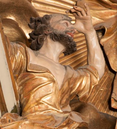 Zdjęcie nr 7: Nastawa jednoosiowa, jednokondygnacyjna ze zwieńczeniem, na wysokim dwustrefowym cokole z wyodrębnionymi czterema prostopadłościanami. Ołtarz kamienny, prostopadłościenny, z kamienną mensą. Antepedium ujęte srebrzoną opaską z napisem „kości ich niech wypuszczą pędu ze swego miejsca, aby byli wsławieni przez swoich synów”, pole podzielone na cztery części ornamentem roślinnym, każda wypełniona złoconą wicią kwiatową i czterema okrągłymi prześwitami. Na ołtarzu ustawione tabernakulum w formie Arki Przymierza. Nastawa ujęta dwiema parami pilastrów i dwiema parami kolumn o kręconych trzonach ustawionych pod kątem na zewnątrz, dźwigającymi pełne belkowanie z kostkowaniem, wyłamane na ich osi, przerwane nad polem środkowym oraz fragmenty przerwanego, półkolistego przyczółka. W polu środkowym wnęka w formie stojącego prostokąta zamkniętego łukiem półkolistym, w niej mniejszy obraz w kształcie stojącego prostokąta zamkniętego łukiem półkolistym nadwieszonym z przedstawieniem Wizji św. Franciszka, ujęty ramą dekorowaną rocaille'em. Zwieńczenie w formie grupy rzeźbiarskiej Przemienienia Pańskiego na tle obłoków i w glorii promienistej. 
W partii belkowania nad polem głównym, na rzeźbionej skale podtrzymywanej przez rocaille klęczące postacie św. Piotra, św. Jana i św. Jakuba w dynamicznych pozach. Nad nimi unosi się Chrystus w otoku z obłoków i glorii, flankowany przez figury Mojżesza i Eliasza klęczące na przerwanym przyczółku, za nimi nadlatujące putta na obłokach. Po lewej stronie Piotr klęczący frontalnie z uniesionymi rękami. Obok niego klęczący św. Jan zwrócony profilem w lewo, z rękami wyciągniętymi w przód, o młodzieńczych rysach i długich, kręconych włosach. Święty Jakub po prawej stronie, w pozycji siedzącej, zwrócony w trzech czwartych w prawo z rękami wyciągniętymi w lewo. Wszyscy ubrani w przylegające do ciała tuniki oraz płaszcze przepasane w partii nóg. Nad nimi Chrystus w pozycji stojącej, frontalnie, w kontrapoście, z uniesioną głową i rękami rozłożonymi na boki, ubrany jest w tunikę oraz płaszcz przewiązany przez lewe ramię i wokół nóg. Na lewym fragmencie przyczółka klęczy Eliasz, zwrócony w trzech czwartych w lewo, pochylony, prawą ręką przytrzymuje na boku księgę, lewą wyciąga w przód. Ubrany jest w tunikę oraz rozwiany płaszcz. Na prawym fragmencie przyczółka klęczy Mojżesz, zwrócony w trzech czwartych w prawo, z pochylona głową, obiema rękami trzyma tablice przykazań. Ubrany jest w tunikę o krótkich rękawach oraz płaszcz zawinięty na lewym ramieniu i opadający na nogi. Obaj prorocy ukazani jako starcy. Nastawa flankowana dwoma wspornikami z figurami św. Wacława i św. Floriana. Struktura polichromowana w kolorze beżowym z żółtymi detalami oraz złoconymi profilami, ornamentyką i zwieńczeniem. Figury w partii ciała polichromowane naturalistycznie z brązowymi włosami i brodami oraz złoconymi szatami i atrybutami. 

