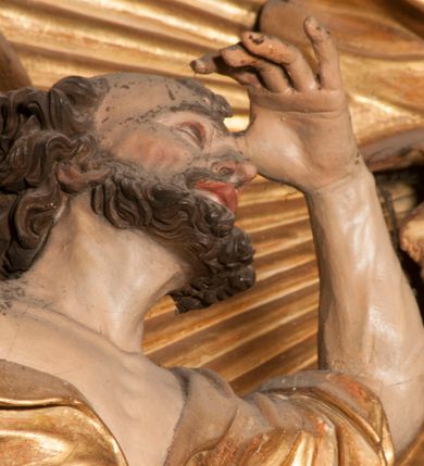 Zdjęcie nr 6: Nastawa jednoosiowa, jednokondygnacyjna ze zwieńczeniem, na wysokim dwustrefowym cokole z wyodrębnionymi czterema prostopadłościanami. Ołtarz kamienny, prostopadłościenny, z kamienną mensą. Antepedium ujęte srebrzoną opaską z napisem „kości ich niech wypuszczą pędu ze swego miejsca, aby byli wsławieni przez swoich synów”, pole podzielone na cztery części ornamentem roślinnym, każda wypełniona złoconą wicią kwiatową i czterema okrągłymi prześwitami. Na ołtarzu ustawione tabernakulum w formie Arki Przymierza. Nastawa ujęta dwiema parami pilastrów i dwiema parami kolumn o kręconych trzonach ustawionych pod kątem na zewnątrz, dźwigającymi pełne belkowanie z kostkowaniem, wyłamane na ich osi, przerwane nad polem środkowym oraz fragmenty przerwanego, półkolistego przyczółka. W polu środkowym wnęka w formie stojącego prostokąta zamkniętego łukiem półkolistym, w niej mniejszy obraz w kształcie stojącego prostokąta zamkniętego łukiem półkolistym nadwieszonym z przedstawieniem Wizji św. Franciszka, ujęty ramą dekorowaną rocaille'em. Zwieńczenie w formie grupy rzeźbiarskiej Przemienienia Pańskiego na tle obłoków i w glorii promienistej. 
W partii belkowania nad polem głównym, na rzeźbionej skale podtrzymywanej przez rocaille klęczące postacie św. Piotra, św. Jana i św. Jakuba w dynamicznych pozach. Nad nimi unosi się Chrystus w otoku z obłoków i glorii, flankowany przez figury Mojżesza i Eliasza klęczące na przerwanym przyczółku, za nimi nadlatujące putta na obłokach. Po lewej stronie Piotr klęczący frontalnie z uniesionymi rękami. Obok niego klęczący św. Jan zwrócony profilem w lewo, z rękami wyciągniętymi w przód, o młodzieńczych rysach i długich, kręconych włosach. Święty Jakub po prawej stronie, w pozycji siedzącej, zwrócony w trzech czwartych w prawo z rękami wyciągniętymi w lewo. Wszyscy ubrani w przylegające do ciała tuniki oraz płaszcze przepasane w partii nóg. Nad nimi Chrystus w pozycji stojącej, frontalnie, w kontrapoście, z uniesioną głową i rękami rozłożonymi na boki, ubrany jest w tunikę oraz płaszcz przewiązany przez lewe ramię i wokół nóg. Na lewym fragmencie przyczółka klęczy Eliasz, zwrócony w trzech czwartych w lewo, pochylony, prawą ręką przytrzymuje na boku księgę, lewą wyciąga w przód. Ubrany jest w tunikę oraz rozwiany płaszcz. Na prawym fragmencie przyczółka klęczy Mojżesz, zwrócony w trzech czwartych w prawo, z pochylona głową, obiema rękami trzyma tablice przykazań. Ubrany jest w tunikę o krótkich rękawach oraz płaszcz zawinięty na lewym ramieniu i opadający na nogi. Obaj prorocy ukazani jako starcy. Nastawa flankowana dwoma wspornikami z figurami św. Wacława i św. Floriana. Struktura polichromowana w kolorze beżowym z żółtymi detalami oraz złoconymi profilami, ornamentyką i zwieńczeniem. Figury w partii ciała polichromowane naturalistycznie z brązowymi włosami i brodami oraz złoconymi szatami i atrybutami. 

