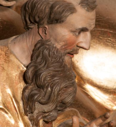 Zdjęcie nr 8: Nastawa jednoosiowa, jednokondygnacyjna ze zwieńczeniem, na wysokim dwustrefowym cokole z wyodrębnionymi czterema prostopadłościanami. Ołtarz kamienny, prostopadłościenny, z kamienną mensą. Antepedium ujęte srebrzoną opaską z napisem „kości ich niech wypuszczą pędu ze swego miejsca, aby byli wsławieni przez swoich synów”, pole podzielone na cztery części ornamentem roślinnym, każda wypełniona złoconą wicią kwiatową i czterema okrągłymi prześwitami. Na ołtarzu ustawione tabernakulum w formie Arki Przymierza. Nastawa ujęta dwiema parami pilastrów i dwiema parami kolumn o kręconych trzonach ustawionych pod kątem na zewnątrz, dźwigającymi pełne belkowanie z kostkowaniem, wyłamane na ich osi, przerwane nad polem środkowym oraz fragmenty przerwanego, półkolistego przyczółka. W polu środkowym wnęka w formie stojącego prostokąta zamkniętego łukiem półkolistym, w niej mniejszy obraz w kształcie stojącego prostokąta zamkniętego łukiem półkolistym nadwieszonym z przedstawieniem Wizji św. Franciszka, ujęty ramą dekorowaną rocaille&#039;em. Zwieńczenie w formie grupy rzeźbiarskiej Przemienienia Pańskiego na tle obłoków i w glorii promienistej. 
W partii belkowania nad polem głównym, na rzeźbionej skale podtrzymywanej przez rocaille klęczące postacie św. Piotra, św. Jana i św. Jakuba w dynamicznych pozach. Nad nimi unosi się Chrystus w otoku z obłoków i glorii, flankowany przez figury Mojżesza i Eliasza klęczące na przerwanym przyczółku, za nimi nadlatujące putta na obłokach. Po lewej stronie Piotr klęczący frontalnie z uniesionymi rękami. Obok niego klęczący św. Jan zwrócony profilem w lewo, z rękami wyciągniętymi w przód, o młodzieńczych rysach i długich, kręconych włosach. Święty Jakub po prawej stronie, w pozycji siedzącej, zwrócony w trzech czwartych w prawo z rękami wyciągniętymi w lewo. Wszyscy ubrani w przylegające do ciała tuniki oraz płaszcze przepasane w partii nóg. Nad nimi Chrystus w pozycji stojącej, frontalnie, w kontrapoście, z uniesioną głową i rękami rozłożonymi na boki, ubrany jest w tunikę oraz płaszcz przewiązany przez lewe ramię i wokół nóg. Na lewym fragmencie przyczółka klęczy Eliasz, zwrócony w trzech czwartych w lewo, pochylony, prawą ręką przytrzymuje na boku księgę, lewą wyciąga w przód. Ubrany jest w tunikę oraz rozwiany płaszcz. Na prawym fragmencie przyczółka klęczy Mojżesz, zwrócony w trzech czwartych w prawo, z pochylona głową, obiema rękami trzyma tablice przykazań. Ubrany jest w tunikę o krótkich rękawach oraz płaszcz zawinięty na lewym ramieniu i opadający na nogi. Obaj prorocy ukazani jako starcy. Nastawa flankowana dwoma wspornikami z figurami św. Wacława i św. Floriana. Struktura polichromowana w kolorze beżowym z żółtymi detalami oraz złoconymi profilami, ornamentyką i zwieńczeniem. Figury w partii ciała polichromowane naturalistycznie z brązowymi włosami i brodami oraz złoconymi szatami i atrybutami. 

