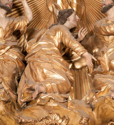 Zdjęcie nr 16: Nastawa jednoosiowa, jednokondygnacyjna ze zwieńczeniem, na wysokim dwustrefowym cokole z wyodrębnionymi czterema prostopadłościanami. Ołtarz kamienny, prostopadłościenny, z kamienną mensą. Antepedium ujęte srebrzoną opaską z napisem „kości ich niech wypuszczą pędu ze swego miejsca, aby byli wsławieni przez swoich synów”, pole podzielone na cztery części ornamentem roślinnym, każda wypełniona złoconą wicią kwiatową i czterema okrągłymi prześwitami. Na ołtarzu ustawione tabernakulum w formie Arki Przymierza. Nastawa ujęta dwiema parami pilastrów i dwiema parami kolumn o kręconych trzonach ustawionych pod kątem na zewnątrz, dźwigającymi pełne belkowanie z kostkowaniem, wyłamane na ich osi, przerwane nad polem środkowym oraz fragmenty przerwanego, półkolistego przyczółka. W polu środkowym wnęka w formie stojącego prostokąta zamkniętego łukiem półkolistym, w niej mniejszy obraz w kształcie stojącego prostokąta zamkniętego łukiem półkolistym nadwieszonym z przedstawieniem Wizji św. Franciszka, ujęty ramą dekorowaną rocaille&#039;em. Zwieńczenie w formie grupy rzeźbiarskiej Przemienienia Pańskiego na tle obłoków i w glorii promienistej. 
W partii belkowania nad polem głównym, na rzeźbionej skale podtrzymywanej przez rocaille klęczące postacie św. Piotra, św. Jana i św. Jakuba w dynamicznych pozach. Nad nimi unosi się Chrystus w otoku z obłoków i glorii, flankowany przez figury Mojżesza i Eliasza klęczące na przerwanym przyczółku, za nimi nadlatujące putta na obłokach. Po lewej stronie Piotr klęczący frontalnie z uniesionymi rękami. Obok niego klęczący św. Jan zwrócony profilem w lewo, z rękami wyciągniętymi w przód, o młodzieńczych rysach i długich, kręconych włosach. Święty Jakub po prawej stronie, w pozycji siedzącej, zwrócony w trzech czwartych w prawo z rękami wyciągniętymi w lewo. Wszyscy ubrani w przylegające do ciała tuniki oraz płaszcze przepasane w partii nóg. Nad nimi Chrystus w pozycji stojącej, frontalnie, w kontrapoście, z uniesioną głową i rękami rozłożonymi na boki, ubrany jest w tunikę oraz płaszcz przewiązany przez lewe ramię i wokół nóg. Na lewym fragmencie przyczółka klęczy Eliasz, zwrócony w trzech czwartych w lewo, pochylony, prawą ręką przytrzymuje na boku księgę, lewą wyciąga w przód. Ubrany jest w tunikę oraz rozwiany płaszcz. Na prawym fragmencie przyczółka klęczy Mojżesz, zwrócony w trzech czwartych w prawo, z pochylona głową, obiema rękami trzyma tablice przykazań. Ubrany jest w tunikę o krótkich rękawach oraz płaszcz zawinięty na lewym ramieniu i opadający na nogi. Obaj prorocy ukazani jako starcy. Nastawa flankowana dwoma wspornikami z figurami św. Wacława i św. Floriana. Struktura polichromowana w kolorze beżowym z żółtymi detalami oraz złoconymi profilami, ornamentyką i zwieńczeniem. Figury w partii ciała polichromowane naturalistycznie z brązowymi włosami i brodami oraz złoconymi szatami i atrybutami. 

