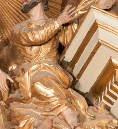 Zdjęcie nr 14: Nastawa jednoosiowa, jednokondygnacyjna ze zwieńczeniem, na wysokim dwustrefowym cokole z wyodrębnionymi czterema prostopadłościanami. Ołtarz kamienny, prostopadłościenny, z kamienną mensą. Antepedium ujęte srebrzoną opaską z napisem „kości ich niech wypuszczą pędu ze swego miejsca, aby byli wsławieni przez swoich synów”, pole podzielone na cztery części ornamentem roślinnym, każda wypełniona złoconą wicią kwiatową i czterema okrągłymi prześwitami. Na ołtarzu ustawione tabernakulum w formie Arki Przymierza. Nastawa ujęta dwiema parami pilastrów i dwiema parami kolumn o kręconych trzonach ustawionych pod kątem na zewnątrz, dźwigającymi pełne belkowanie z kostkowaniem, wyłamane na ich osi, przerwane nad polem środkowym oraz fragmenty przerwanego, półkolistego przyczółka. W polu środkowym wnęka w formie stojącego prostokąta zamkniętego łukiem półkolistym, w niej mniejszy obraz w kształcie stojącego prostokąta zamkniętego łukiem półkolistym nadwieszonym z przedstawieniem Wizji św. Franciszka, ujęty ramą dekorowaną rocaille&#039;em. Zwieńczenie w formie grupy rzeźbiarskiej Przemienienia Pańskiego na tle obłoków i w glorii promienistej. 
W partii belkowania nad polem głównym, na rzeźbionej skale podtrzymywanej przez rocaille klęczące postacie św. Piotra, św. Jana i św. Jakuba w dynamicznych pozach. Nad nimi unosi się Chrystus w otoku z obłoków i glorii, flankowany przez figury Mojżesza i Eliasza klęczące na przerwanym przyczółku, za nimi nadlatujące putta na obłokach. Po lewej stronie Piotr klęczący frontalnie z uniesionymi rękami. Obok niego klęczący św. Jan zwrócony profilem w lewo, z rękami wyciągniętymi w przód, o młodzieńczych rysach i długich, kręconych włosach. Święty Jakub po prawej stronie, w pozycji siedzącej, zwrócony w trzech czwartych w prawo z rękami wyciągniętymi w lewo. Wszyscy ubrani w przylegające do ciała tuniki oraz płaszcze przepasane w partii nóg. Nad nimi Chrystus w pozycji stojącej, frontalnie, w kontrapoście, z uniesioną głową i rękami rozłożonymi na boki, ubrany jest w tunikę oraz płaszcz przewiązany przez lewe ramię i wokół nóg. Na lewym fragmencie przyczółka klęczy Eliasz, zwrócony w trzech czwartych w lewo, pochylony, prawą ręką przytrzymuje na boku księgę, lewą wyciąga w przód. Ubrany jest w tunikę oraz rozwiany płaszcz. Na prawym fragmencie przyczółka klęczy Mojżesz, zwrócony w trzech czwartych w prawo, z pochylona głową, obiema rękami trzyma tablice przykazań. Ubrany jest w tunikę o krótkich rękawach oraz płaszcz zawinięty na lewym ramieniu i opadający na nogi. Obaj prorocy ukazani jako starcy. Nastawa flankowana dwoma wspornikami z figurami św. Wacława i św. Floriana. Struktura polichromowana w kolorze beżowym z żółtymi detalami oraz złoconymi profilami, ornamentyką i zwieńczeniem. Figury w partii ciała polichromowane naturalistycznie z brązowymi włosami i brodami oraz złoconymi szatami i atrybutami. 

