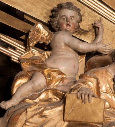 Zdjęcie nr 10: Nastawa jednoosiowa, jednokondygnacyjna ze zwieńczeniem, na wysokim dwustrefowym cokole z wyodrębnionymi czterema prostopadłościanami. Ołtarz kamienny, prostopadłościenny, z kamienną mensą. Antepedium ujęte srebrzoną opaską z napisem „kości ich niech wypuszczą pędu ze swego miejsca, aby byli wsławieni przez swoich synów”, pole podzielone na cztery części ornamentem roślinnym, każda wypełniona złoconą wicią kwiatową i czterema okrągłymi prześwitami. Na ołtarzu ustawione tabernakulum w formie Arki Przymierza. Nastawa ujęta dwiema parami pilastrów i dwiema parami kolumn o kręconych trzonach ustawionych pod kątem na zewnątrz, dźwigającymi pełne belkowanie z kostkowaniem, wyłamane na ich osi, przerwane nad polem środkowym oraz fragmenty przerwanego, półkolistego przyczółka. W polu środkowym wnęka w formie stojącego prostokąta zamkniętego łukiem półkolistym, w niej mniejszy obraz w kształcie stojącego prostokąta zamkniętego łukiem półkolistym nadwieszonym z przedstawieniem Wizji św. Franciszka, ujęty ramą dekorowaną rocaille&#039;em. Zwieńczenie w formie grupy rzeźbiarskiej Przemienienia Pańskiego na tle obłoków i w glorii promienistej. 
W partii belkowania nad polem głównym, na rzeźbionej skale podtrzymywanej przez rocaille klęczące postacie św. Piotra, św. Jana i św. Jakuba w dynamicznych pozach. Nad nimi unosi się Chrystus w otoku z obłoków i glorii, flankowany przez figury Mojżesza i Eliasza klęczące na przerwanym przyczółku, za nimi nadlatujące putta na obłokach. Po lewej stronie Piotr klęczący frontalnie z uniesionymi rękami. Obok niego klęczący św. Jan zwrócony profilem w lewo, z rękami wyciągniętymi w przód, o młodzieńczych rysach i długich, kręconych włosach. Święty Jakub po prawej stronie, w pozycji siedzącej, zwrócony w trzech czwartych w prawo z rękami wyciągniętymi w lewo. Wszyscy ubrani w przylegające do ciała tuniki oraz płaszcze przepasane w partii nóg. Nad nimi Chrystus w pozycji stojącej, frontalnie, w kontrapoście, z uniesioną głową i rękami rozłożonymi na boki, ubrany jest w tunikę oraz płaszcz przewiązany przez lewe ramię i wokół nóg. Na lewym fragmencie przyczółka klęczy Eliasz, zwrócony w trzech czwartych w lewo, pochylony, prawą ręką przytrzymuje na boku księgę, lewą wyciąga w przód. Ubrany jest w tunikę oraz rozwiany płaszcz. Na prawym fragmencie przyczółka klęczy Mojżesz, zwrócony w trzech czwartych w prawo, z pochylona głową, obiema rękami trzyma tablice przykazań. Ubrany jest w tunikę o krótkich rękawach oraz płaszcz zawinięty na lewym ramieniu i opadający na nogi. Obaj prorocy ukazani jako starcy. Nastawa flankowana dwoma wspornikami z figurami św. Wacława i św. Floriana. Struktura polichromowana w kolorze beżowym z żółtymi detalami oraz złoconymi profilami, ornamentyką i zwieńczeniem. Figury w partii ciała polichromowane naturalistycznie z brązowymi włosami i brodami oraz złoconymi szatami i atrybutami. 

