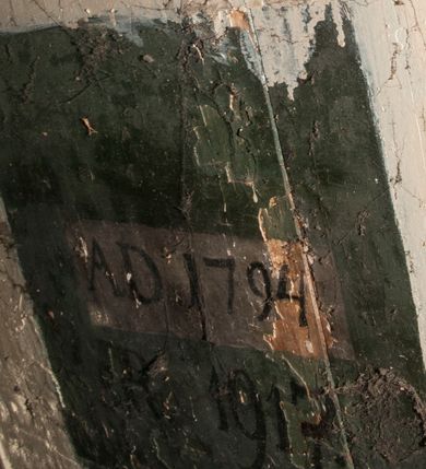 Zdjęcie nr 21: Nastawa jednoosiowa, jednokondygnacyjna ze zwieńczeniem, na wysokim dwustrefowym cokole z wyodrębnionymi czterema prostopadłościanami. Ołtarz kamienny, prostopadłościenny, z kamienną mensą. Antepedium ujęte srebrzoną opaską z napisem „kości ich niech wypuszczą pędu ze swego miejsca, aby byli wsławieni przez swoich synów”, pole podzielone na cztery części ornamentem roślinnym, każda wypełniona złoconą wicią kwiatową i czterema okrągłymi prześwitami. Na ołtarzu ustawione tabernakulum w formie Arki Przymierza. Nastawa ujęta dwiema parami pilastrów i dwiema parami kolumn o kręconych trzonach ustawionych pod kątem na zewnątrz, dźwigającymi pełne belkowanie z kostkowaniem, wyłamane na ich osi, przerwane nad polem środkowym oraz fragmenty przerwanego, półkolistego przyczółka. W polu środkowym wnęka w formie stojącego prostokąta zamkniętego łukiem półkolistym, w niej mniejszy obraz w kształcie stojącego prostokąta zamkniętego łukiem półkolistym nadwieszonym z przedstawieniem Wizji św. Franciszka, ujęty ramą dekorowaną rocaille&#039;em. Zwieńczenie w formie grupy rzeźbiarskiej Przemienienia Pańskiego na tle obłoków i w glorii promienistej. 
W partii belkowania nad polem głównym, na rzeźbionej skale podtrzymywanej przez rocaille klęczące postacie św. Piotra, św. Jana i św. Jakuba w dynamicznych pozach. Nad nimi unosi się Chrystus w otoku z obłoków i glorii, flankowany przez figury Mojżesza i Eliasza klęczące na przerwanym przyczółku, za nimi nadlatujące putta na obłokach. Po lewej stronie Piotr klęczący frontalnie z uniesionymi rękami. Obok niego klęczący św. Jan zwrócony profilem w lewo, z rękami wyciągniętymi w przód, o młodzieńczych rysach i długich, kręconych włosach. Święty Jakub po prawej stronie, w pozycji siedzącej, zwrócony w trzech czwartych w prawo z rękami wyciągniętymi w lewo. Wszyscy ubrani w przylegające do ciała tuniki oraz płaszcze przepasane w partii nóg. Nad nimi Chrystus w pozycji stojącej, frontalnie, w kontrapoście, z uniesioną głową i rękami rozłożonymi na boki, ubrany jest w tunikę oraz płaszcz przewiązany przez lewe ramię i wokół nóg. Na lewym fragmencie przyczółka klęczy Eliasz, zwrócony w trzech czwartych w lewo, pochylony, prawą ręką przytrzymuje na boku księgę, lewą wyciąga w przód. Ubrany jest w tunikę oraz rozwiany płaszcz. Na prawym fragmencie przyczółka klęczy Mojżesz, zwrócony w trzech czwartych w prawo, z pochylona głową, obiema rękami trzyma tablice przykazań. Ubrany jest w tunikę o krótkich rękawach oraz płaszcz zawinięty na lewym ramieniu i opadający na nogi. Obaj prorocy ukazani jako starcy. Nastawa flankowana dwoma wspornikami z figurami św. Wacława i św. Floriana. Struktura polichromowana w kolorze beżowym z żółtymi detalami oraz złoconymi profilami, ornamentyką i zwieńczeniem. Figury w partii ciała polichromowane naturalistycznie z brązowymi włosami i brodami oraz złoconymi szatami i atrybutami. 

