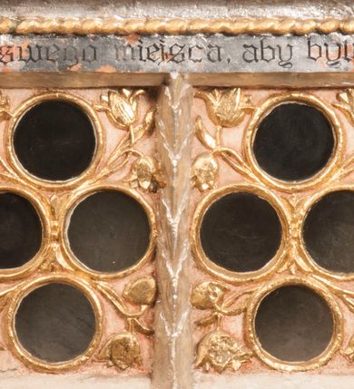 Zdjęcie nr 24: Nastawa jednoosiowa, jednokondygnacyjna ze zwieńczeniem, na wysokim dwustrefowym cokole z wyodrębnionymi czterema prostopadłościanami. Ołtarz kamienny, prostopadłościenny, z kamienną mensą. Antepedium ujęte srebrzoną opaską z napisem „kości ich niech wypuszczą pędu ze swego miejsca, aby byli wsławieni przez swoich synów”, pole podzielone na cztery części ornamentem roślinnym, każda wypełniona złoconą wicią kwiatową i czterema okrągłymi prześwitami. Na ołtarzu ustawione tabernakulum w formie Arki Przymierza. Nastawa ujęta dwiema parami pilastrów i dwiema parami kolumn o kręconych trzonach ustawionych pod kątem na zewnątrz, dźwigającymi pełne belkowanie z kostkowaniem, wyłamane na ich osi, przerwane nad polem środkowym oraz fragmenty przerwanego, półkolistego przyczółka. W polu środkowym wnęka w formie stojącego prostokąta zamkniętego łukiem półkolistym, w niej mniejszy obraz w kształcie stojącego prostokąta zamkniętego łukiem półkolistym nadwieszonym z przedstawieniem Wizji św. Franciszka, ujęty ramą dekorowaną rocaille&#039;em. Zwieńczenie w formie grupy rzeźbiarskiej Przemienienia Pańskiego na tle obłoków i w glorii promienistej. 
W partii belkowania nad polem głównym, na rzeźbionej skale podtrzymywanej przez rocaille klęczące postacie św. Piotra, św. Jana i św. Jakuba w dynamicznych pozach. Nad nimi unosi się Chrystus w otoku z obłoków i glorii, flankowany przez figury Mojżesza i Eliasza klęczące na przerwanym przyczółku, za nimi nadlatujące putta na obłokach. Po lewej stronie Piotr klęczący frontalnie z uniesionymi rękami. Obok niego klęczący św. Jan zwrócony profilem w lewo, z rękami wyciągniętymi w przód, o młodzieńczych rysach i długich, kręconych włosach. Święty Jakub po prawej stronie, w pozycji siedzącej, zwrócony w trzech czwartych w prawo z rękami wyciągniętymi w lewo. Wszyscy ubrani w przylegające do ciała tuniki oraz płaszcze przepasane w partii nóg. Nad nimi Chrystus w pozycji stojącej, frontalnie, w kontrapoście, z uniesioną głową i rękami rozłożonymi na boki, ubrany jest w tunikę oraz płaszcz przewiązany przez lewe ramię i wokół nóg. Na lewym fragmencie przyczółka klęczy Eliasz, zwrócony w trzech czwartych w lewo, pochylony, prawą ręką przytrzymuje na boku księgę, lewą wyciąga w przód. Ubrany jest w tunikę oraz rozwiany płaszcz. Na prawym fragmencie przyczółka klęczy Mojżesz, zwrócony w trzech czwartych w prawo, z pochylona głową, obiema rękami trzyma tablice przykazań. Ubrany jest w tunikę o krótkich rękawach oraz płaszcz zawinięty na lewym ramieniu i opadający na nogi. Obaj prorocy ukazani jako starcy. Nastawa flankowana dwoma wspornikami z figurami św. Wacława i św. Floriana. Struktura polichromowana w kolorze beżowym z żółtymi detalami oraz złoconymi profilami, ornamentyką i zwieńczeniem. Figury w partii ciała polichromowane naturalistycznie z brązowymi włosami i brodami oraz złoconymi szatami i atrybutami. 

