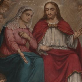 Zdjęcie nr 1: Obraz klęczącego przed ołtarzem św. Franciszka, któremu ukazuje się siedzący w chmurach Jezus i Maria w otoczeniu aniołów. Maria zwrócona w trzech czwartych w lewo, ukazana w różowej sukni, niebieskim płaszczu i z białym welonem na głowie oraz wieńcem z gwiazd. Prawa ręka wyciągnięta w stronę świętego, lewa przyłożona do piersi. Chrystus o długich, brązowych włosach i krótkim zaroście, ukazany frontalnie, w białej luźniej szacie i czerwonym płaszczu spiętym broszą i z krzyżowym promienistym nimbem nad głową. Lewa ręka lekko uniesiona do góry, prawa spoczywa na kolanie. Święty Franciszek ukazany tyłem do widza, z twarzą z profilu, uniesioną w stronę Marii, z rozłożonymi rękoma. Ubrany w brązowy habit franciszkański, przepasany podwójnym sznurem. Wokół Marii i Jezusa aniołowie w różnych pozach i główki aniołów. 