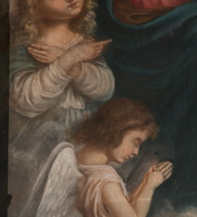 Zdjęcie nr 5: Obraz klęczącego przed ołtarzem św. Franciszka, któremu ukazuje się siedzący w chmurach Jezus i Maria w otoczeniu aniołów. Maria zwrócona w trzech czwartych w lewo, ukazana w różowej sukni, niebieskim płaszczu i z białym welonem na głowie oraz wieńcem z gwiazd. Prawa ręka wyciągnięta w stronę świętego, lewa przyłożona do piersi. Chrystus o długich, brązowych włosach i krótkim zaroście, ukazany frontalnie, w białej luźniej szacie i czerwonym płaszczu spiętym broszą i z krzyżowym promienistym nimbem nad głową. Lewa ręka lekko uniesiona do góry, prawa spoczywa na kolanie. Święty Franciszek ukazany tyłem do widza, z twarzą z profilu, uniesioną w stronę Marii, z rozłożonymi rękoma. Ubrany w brązowy habit franciszkański, przepasany podwójnym sznurem. Wokół Marii i Jezusa aniołowie w różnych pozach i główki aniołów. 