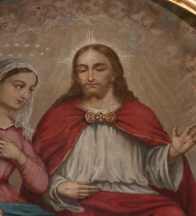 Zdjęcie nr 3: Obraz klęczącego przed ołtarzem św. Franciszka, któremu ukazuje się siedzący w chmurach Jezus i Maria w otoczeniu aniołów. Maria zwrócona w trzech czwartych w lewo, ukazana w różowej sukni, niebieskim płaszczu i z białym welonem na głowie oraz wieńcem z gwiazd. Prawa ręka wyciągnięta w stronę świętego, lewa przyłożona do piersi. Chrystus o długich, brązowych włosach i krótkim zaroście, ukazany frontalnie, w białej luźniej szacie i czerwonym płaszczu spiętym broszą i z krzyżowym promienistym nimbem nad głową. Lewa ręka lekko uniesiona do góry, prawa spoczywa na kolanie. Święty Franciszek ukazany tyłem do widza, z twarzą z profilu, uniesioną w stronę Marii, z rozłożonymi rękoma. Ubrany w brązowy habit franciszkański, przepasany podwójnym sznurem. Wokół Marii i Jezusa aniołowie w różnych pozach i główki aniołów. 