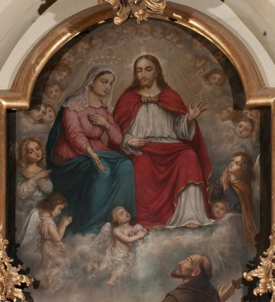Zdjęcie nr 2: Obraz klęczącego przed ołtarzem św. Franciszka, któremu ukazuje się siedzący w chmurach Jezus i Maria w otoczeniu aniołów. Maria zwrócona w trzech czwartych w lewo, ukazana w różowej sukni, niebieskim płaszczu i z białym welonem na głowie oraz wieńcem z gwiazd. Prawa ręka wyciągnięta w stronę świętego, lewa przyłożona do piersi. Chrystus o długich, brązowych włosach i krótkim zaroście, ukazany frontalnie, w białej luźniej szacie i czerwonym płaszczu spiętym broszą i z krzyżowym promienistym nimbem nad głową. Lewa ręka lekko uniesiona do góry, prawa spoczywa na kolanie. Święty Franciszek ukazany tyłem do widza, z twarzą z profilu, uniesioną w stronę Marii, z rozłożonymi rękoma. Ubrany w brązowy habit franciszkański, przepasany podwójnym sznurem. Wokół Marii i Jezusa aniołowie w różnych pozach i główki aniołów. 