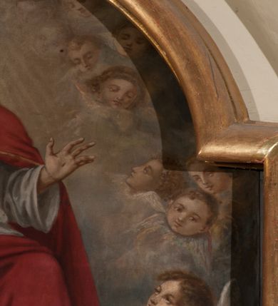 Zdjęcie nr 9: Obraz klęczącego przed ołtarzem św. Franciszka, któremu ukazuje się siedzący w chmurach Jezus i Maria w otoczeniu aniołów. Maria zwrócona w trzech czwartych w lewo, ukazana w różowej sukni, niebieskim płaszczu i z białym welonem na głowie oraz wieńcem z gwiazd. Prawa ręka wyciągnięta w stronę świętego, lewa przyłożona do piersi. Chrystus o długich, brązowych włosach i krótkim zaroście, ukazany frontalnie, w białej luźniej szacie i czerwonym płaszczu spiętym broszą i z krzyżowym promienistym nimbem nad głową. Lewa ręka lekko uniesiona do góry, prawa spoczywa na kolanie. Święty Franciszek ukazany tyłem do widza, z twarzą z profilu, uniesioną w stronę Marii, z rozłożonymi rękoma. Ubrany w brązowy habit franciszkański, przepasany podwójnym sznurem. Wokół Marii i Jezusa aniołowie w różnych pozach i główki aniołów. 