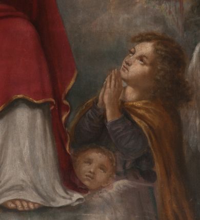 Zdjęcie nr 10: Obraz klęczącego przed ołtarzem św. Franciszka, któremu ukazuje się siedzący w chmurach Jezus i Maria w otoczeniu aniołów. Maria zwrócona w trzech czwartych w lewo, ukazana w różowej sukni, niebieskim płaszczu i z białym welonem na głowie oraz wieńcem z gwiazd. Prawa ręka wyciągnięta w stronę świętego, lewa przyłożona do piersi. Chrystus o długich, brązowych włosach i krótkim zaroście, ukazany frontalnie, w białej luźniej szacie i czerwonym płaszczu spiętym broszą i z krzyżowym promienistym nimbem nad głową. Lewa ręka lekko uniesiona do góry, prawa spoczywa na kolanie. Święty Franciszek ukazany tyłem do widza, z twarzą z profilu, uniesioną w stronę Marii, z rozłożonymi rękoma. Ubrany w brązowy habit franciszkański, przepasany podwójnym sznurem. Wokół Marii i Jezusa aniołowie w różnych pozach i główki aniołów. 