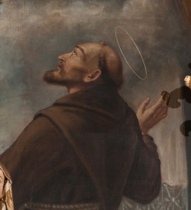 Zdjęcie nr 8: Obraz klęczącego przed ołtarzem św. Franciszka, któremu ukazuje się siedzący w chmurach Jezus i Maria w otoczeniu aniołów. Maria zwrócona w trzech czwartych w lewo, ukazana w różowej sukni, niebieskim płaszczu i z białym welonem na głowie oraz wieńcem z gwiazd. Prawa ręka wyciągnięta w stronę świętego, lewa przyłożona do piersi. Chrystus o długich, brązowych włosach i krótkim zaroście, ukazany frontalnie, w białej luźniej szacie i czerwonym płaszczu spiętym broszą i z krzyżowym promienistym nimbem nad głową. Lewa ręka lekko uniesiona do góry, prawa spoczywa na kolanie. Święty Franciszek ukazany tyłem do widza, z twarzą z profilu, uniesioną w stronę Marii, z rozłożonymi rękoma. Ubrany w brązowy habit franciszkański, przepasany podwójnym sznurem. Wokół Marii i Jezusa aniołowie w różnych pozach i główki aniołów. 