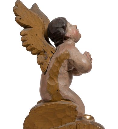 Zdjęcie nr 101: Tabernakulum w formie Arki Przymierza, adorowanej przez dwie klęczące figury starotestamentowego arcykapłana i biskupa oraz dwie stojące postacie lewitów oraz klęczące aniołów, zwieńczonej glorią promienistą z okiem Opatrzności. Wsparte na ośmiu cylindrycznych nóżkach prostopadłościenne tabernakulum jest od frontu podzielone na trzy pola wyznaczone kanelowanymi listwami. Pole środkowe stanowią drzwiczki z rytymi cyframi Dekalogu z ukrzyżowanym Chrystusem, pola boczne z wiązką pałek wodnych z jednej i winnym gronem z drugiej strony. Na skłębionych chmurach z podestem leży Baranek (obecnie w jego miejscu znajduje się figura Matki Boskiej). W tle znacznej wielkości gloria promienista z wieńcem chmur i umieszczonym w nim okiem Opatrzności oraz dwie uskrzydlone główki, nad którymi papieska tiara ze skrzyżowanymi kluczami. Po bokach Baranka dwa klęczące, uskrzydlone nagie aniołki. Obok tabernakulum dwie klęczące postacie z kadzielnicami w rękach. Postać po lewej w stroju biskupim, w albie, stule i kapie oraz infule z dwiema taśmami. Postać po prawej stronie jest ubrany w tradycyjny starotestamentowy strój – efod czyli tunikę i płaszcz wierzchni przepasany na biodrach, pektorał na piersi i zawój na głowie. Za nimi dwaj stojący lewici w tunikach przepasanych na biodrach i wysokich butach. Adorujące Baranka anioły w pozycji klęczącej z rękami skrzyżowanymi na piersi, ze skrzydłami na plecach i nogami w połowie utworzonymi ze skrzydeł.  


