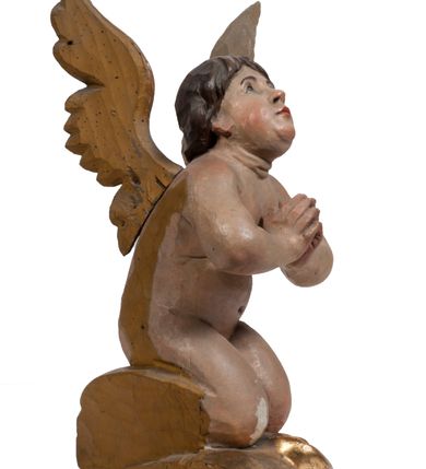 Zdjęcie nr 100: Tabernakulum w formie Arki Przymierza, adorowanej przez dwie klęczące figury starotestamentowego arcykapłana i biskupa oraz dwie stojące postacie lewitów oraz klęczące aniołów, zwieńczonej glorią promienistą z okiem Opatrzności. Wsparte na ośmiu cylindrycznych nóżkach prostopadłościenne tabernakulum jest od frontu podzielone na trzy pola wyznaczone kanelowanymi listwami. Pole środkowe stanowią drzwiczki z rytymi cyframi Dekalogu z ukrzyżowanym Chrystusem, pola boczne z wiązką pałek wodnych z jednej i winnym gronem z drugiej strony. Na skłębionych chmurach z podestem leży Baranek (obecnie w jego miejscu znajduje się figura Matki Boskiej). W tle znacznej wielkości gloria promienista z wieńcem chmur i umieszczonym w nim okiem Opatrzności oraz dwie uskrzydlone główki, nad którymi papieska tiara ze skrzyżowanymi kluczami. Po bokach Baranka dwa klęczące, uskrzydlone nagie aniołki. Obok tabernakulum dwie klęczące postacie z kadzielnicami w rękach. Postać po lewej w stroju biskupim, w albie, stule i kapie oraz infule z dwiema taśmami. Postać po prawej stronie jest ubrany w tradycyjny starotestamentowy strój – efod czyli tunikę i płaszcz wierzchni przepasany na biodrach, pektorał na piersi i zawój na głowie. Za nimi dwaj stojący lewici w tunikach przepasanych na biodrach i wysokich butach. Adorujące Baranka anioły w pozycji klęczącej z rękami skrzyżowanymi na piersi, ze skrzydłami na plecach i nogami w połowie utworzonymi ze skrzydeł.  


