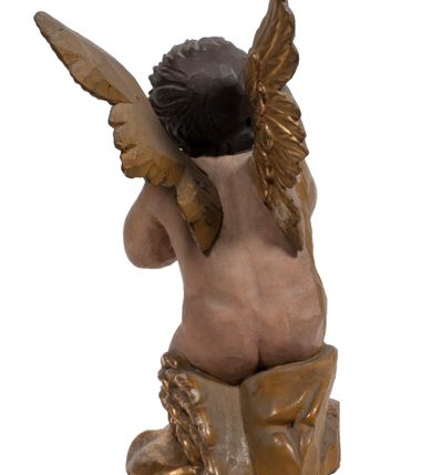 Zdjęcie nr 102: Tabernakulum w formie Arki Przymierza, adorowanej przez dwie klęczące figury starotestamentowego arcykapłana i biskupa oraz dwie stojące postacie lewitów oraz klęczące aniołów, zwieńczonej glorią promienistą z okiem Opatrzności. Wsparte na ośmiu cylindrycznych nóżkach prostopadłościenne tabernakulum jest od frontu podzielone na trzy pola wyznaczone kanelowanymi listwami. Pole środkowe stanowią drzwiczki z rytymi cyframi Dekalogu z ukrzyżowanym Chrystusem, pola boczne z wiązką pałek wodnych z jednej i winnym gronem z drugiej strony. Na skłębionych chmurach z podestem leży Baranek (obecnie w jego miejscu znajduje się figura Matki Boskiej). W tle znacznej wielkości gloria promienista z wieńcem chmur i umieszczonym w nim okiem Opatrzności oraz dwie uskrzydlone główki, nad którymi papieska tiara ze skrzyżowanymi kluczami. Po bokach Baranka dwa klęczące, uskrzydlone nagie aniołki. Obok tabernakulum dwie klęczące postacie z kadzielnicami w rękach. Postać po lewej w stroju biskupim, w albie, stule i kapie oraz infule z dwiema taśmami. Postać po prawej stronie jest ubrany w tradycyjny starotestamentowy strój – efod czyli tunikę i płaszcz wierzchni przepasany na biodrach, pektorał na piersi i zawój na głowie. Za nimi dwaj stojący lewici w tunikach przepasanych na biodrach i wysokich butach. Adorujące Baranka anioły w pozycji klęczącej z rękami skrzyżowanymi na piersi, ze skrzydłami na plecach i nogami w połowie utworzonymi ze skrzydeł.  


