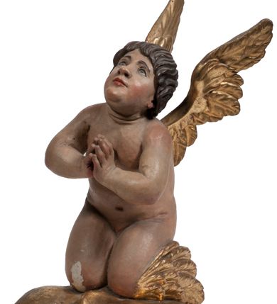 Zdjęcie nr 106: Tabernakulum w formie Arki Przymierza, adorowanej przez dwie klęczące figury starotestamentowego arcykapłana i biskupa oraz dwie stojące postacie lewitów oraz klęczące aniołów, zwieńczonej glorią promienistą z okiem Opatrzności. Wsparte na ośmiu cylindrycznych nóżkach prostopadłościenne tabernakulum jest od frontu podzielone na trzy pola wyznaczone kanelowanymi listwami. Pole środkowe stanowią drzwiczki z rytymi cyframi Dekalogu z ukrzyżowanym Chrystusem, pola boczne z wiązką pałek wodnych z jednej i winnym gronem z drugiej strony. Na skłębionych chmurach z podestem leży Baranek (obecnie w jego miejscu znajduje się figura Matki Boskiej). W tle znacznej wielkości gloria promienista z wieńcem chmur i umieszczonym w nim okiem Opatrzności oraz dwie uskrzydlone główki, nad którymi papieska tiara ze skrzyżowanymi kluczami. Po bokach Baranka dwa klęczące, uskrzydlone nagie aniołki. Obok tabernakulum dwie klęczące postacie z kadzielnicami w rękach. Postać po lewej w stroju biskupim, w albie, stule i kapie oraz infule z dwiema taśmami. Postać po prawej stronie jest ubrany w tradycyjny starotestamentowy strój – efod czyli tunikę i płaszcz wierzchni przepasany na biodrach, pektorał na piersi i zawój na głowie. Za nimi dwaj stojący lewici w tunikach przepasanych na biodrach i wysokich butach. Adorujące Baranka anioły w pozycji klęczącej z rękami skrzyżowanymi na piersi, ze skrzydłami na plecach i nogami w połowie utworzonymi ze skrzydeł.  


