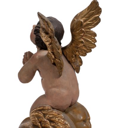 Zdjęcie nr 104: Tabernakulum w formie Arki Przymierza, adorowanej przez dwie klęczące figury starotestamentowego arcykapłana i biskupa oraz dwie stojące postacie lewitów oraz klęczące aniołów, zwieńczonej glorią promienistą z okiem Opatrzności. Wsparte na ośmiu cylindrycznych nóżkach prostopadłościenne tabernakulum jest od frontu podzielone na trzy pola wyznaczone kanelowanymi listwami. Pole środkowe stanowią drzwiczki z rytymi cyframi Dekalogu z ukrzyżowanym Chrystusem, pola boczne z wiązką pałek wodnych z jednej i winnym gronem z drugiej strony. Na skłębionych chmurach z podestem leży Baranek (obecnie w jego miejscu znajduje się figura Matki Boskiej). W tle znacznej wielkości gloria promienista z wieńcem chmur i umieszczonym w nim okiem Opatrzności oraz dwie uskrzydlone główki, nad którymi papieska tiara ze skrzyżowanymi kluczami. Po bokach Baranka dwa klęczące, uskrzydlone nagie aniołki. Obok tabernakulum dwie klęczące postacie z kadzielnicami w rękach. Postać po lewej w stroju biskupim, w albie, stule i kapie oraz infule z dwiema taśmami. Postać po prawej stronie jest ubrany w tradycyjny starotestamentowy strój – efod czyli tunikę i płaszcz wierzchni przepasany na biodrach, pektorał na piersi i zawój na głowie. Za nimi dwaj stojący lewici w tunikach przepasanych na biodrach i wysokich butach. Adorujące Baranka anioły w pozycji klęczącej z rękami skrzyżowanymi na piersi, ze skrzydłami na plecach i nogami w połowie utworzonymi ze skrzydeł.  


