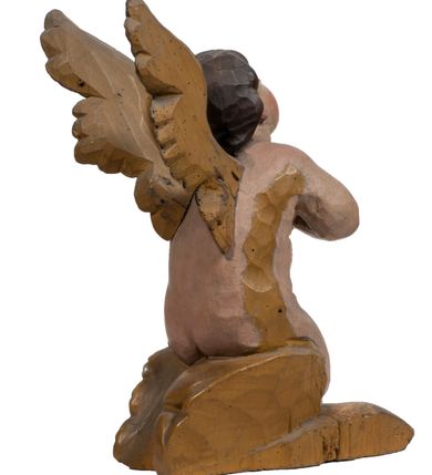 Zdjęcie nr 103: Tabernakulum w formie Arki Przymierza, adorowanej przez dwie klęczące figury starotestamentowego arcykapłana i biskupa oraz dwie stojące postacie lewitów oraz klęczące aniołów, zwieńczonej glorią promienistą z okiem Opatrzności. Wsparte na ośmiu cylindrycznych nóżkach prostopadłościenne tabernakulum jest od frontu podzielone na trzy pola wyznaczone kanelowanymi listwami. Pole środkowe stanowią drzwiczki z rytymi cyframi Dekalogu z ukrzyżowanym Chrystusem, pola boczne z wiązką pałek wodnych z jednej i winnym gronem z drugiej strony. Na skłębionych chmurach z podestem leży Baranek (obecnie w jego miejscu znajduje się figura Matki Boskiej). W tle znacznej wielkości gloria promienista z wieńcem chmur i umieszczonym w nim okiem Opatrzności oraz dwie uskrzydlone główki, nad którymi papieska tiara ze skrzyżowanymi kluczami. Po bokach Baranka dwa klęczące, uskrzydlone nagie aniołki. Obok tabernakulum dwie klęczące postacie z kadzielnicami w rękach. Postać po lewej w stroju biskupim, w albie, stule i kapie oraz infule z dwiema taśmami. Postać po prawej stronie jest ubrany w tradycyjny starotestamentowy strój – efod czyli tunikę i płaszcz wierzchni przepasany na biodrach, pektorał na piersi i zawój na głowie. Za nimi dwaj stojący lewici w tunikach przepasanych na biodrach i wysokich butach. Adorujące Baranka anioły w pozycji klęczącej z rękami skrzyżowanymi na piersi, ze skrzydłami na plecach i nogami w połowie utworzonymi ze skrzydeł.  


