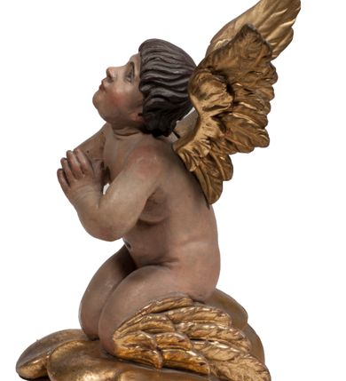 Zdjęcie nr 105: Tabernakulum w formie Arki Przymierza, adorowanej przez dwie klęczące figury starotestamentowego arcykapłana i biskupa oraz dwie stojące postacie lewitów oraz klęczące aniołów, zwieńczonej glorią promienistą z okiem Opatrzności. Wsparte na ośmiu cylindrycznych nóżkach prostopadłościenne tabernakulum jest od frontu podzielone na trzy pola wyznaczone kanelowanymi listwami. Pole środkowe stanowią drzwiczki z rytymi cyframi Dekalogu z ukrzyżowanym Chrystusem, pola boczne z wiązką pałek wodnych z jednej i winnym gronem z drugiej strony. Na skłębionych chmurach z podestem leży Baranek (obecnie w jego miejscu znajduje się figura Matki Boskiej). W tle znacznej wielkości gloria promienista z wieńcem chmur i umieszczonym w nim okiem Opatrzności oraz dwie uskrzydlone główki, nad którymi papieska tiara ze skrzyżowanymi kluczami. Po bokach Baranka dwa klęczące, uskrzydlone nagie aniołki. Obok tabernakulum dwie klęczące postacie z kadzielnicami w rękach. Postać po lewej w stroju biskupim, w albie, stule i kapie oraz infule z dwiema taśmami. Postać po prawej stronie jest ubrany w tradycyjny starotestamentowy strój – efod czyli tunikę i płaszcz wierzchni przepasany na biodrach, pektorał na piersi i zawój na głowie. Za nimi dwaj stojący lewici w tunikach przepasanych na biodrach i wysokich butach. Adorujące Baranka anioły w pozycji klęczącej z rękami skrzyżowanymi na piersi, ze skrzydłami na plecach i nogami w połowie utworzonymi ze skrzydeł.  


