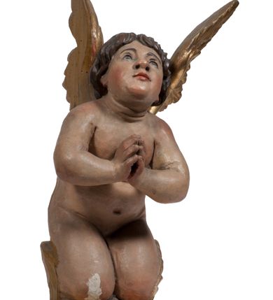 Zdjęcie nr 107: Tabernakulum w formie Arki Przymierza, adorowanej przez dwie klęczące figury starotestamentowego arcykapłana i biskupa oraz dwie stojące postacie lewitów oraz klęczące aniołów, zwieńczonej glorią promienistą z okiem Opatrzności. Wsparte na ośmiu cylindrycznych nóżkach prostopadłościenne tabernakulum jest od frontu podzielone na trzy pola wyznaczone kanelowanymi listwami. Pole środkowe stanowią drzwiczki z rytymi cyframi Dekalogu z ukrzyżowanym Chrystusem, pola boczne z wiązką pałek wodnych z jednej i winnym gronem z drugiej strony. Na skłębionych chmurach z podestem leży Baranek (obecnie w jego miejscu znajduje się figura Matki Boskiej). W tle znacznej wielkości gloria promienista z wieńcem chmur i umieszczonym w nim okiem Opatrzności oraz dwie uskrzydlone główki, nad którymi papieska tiara ze skrzyżowanymi kluczami. Po bokach Baranka dwa klęczące, uskrzydlone nagie aniołki. Obok tabernakulum dwie klęczące postacie z kadzielnicami w rękach. Postać po lewej w stroju biskupim, w albie, stule i kapie oraz infule z dwiema taśmami. Postać po prawej stronie jest ubrany w tradycyjny starotestamentowy strój – efod czyli tunikę i płaszcz wierzchni przepasany na biodrach, pektorał na piersi i zawój na głowie. Za nimi dwaj stojący lewici w tunikach przepasanych na biodrach i wysokich butach. Adorujące Baranka anioły w pozycji klęczącej z rękami skrzyżowanymi na piersi, ze skrzydłami na plecach i nogami w połowie utworzonymi ze skrzydeł.  


