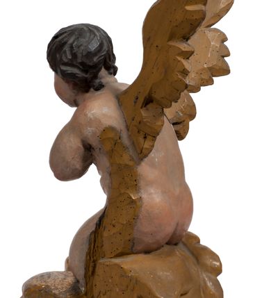 Zdjęcie nr 112: Tabernakulum w formie Arki Przymierza, adorowanej przez dwie klęczące figury starotestamentowego arcykapłana i biskupa oraz dwie stojące postacie lewitów oraz klęczące aniołów, zwieńczonej glorią promienistą z okiem Opatrzności. Wsparte na ośmiu cylindrycznych nóżkach prostopadłościenne tabernakulum jest od frontu podzielone na trzy pola wyznaczone kanelowanymi listwami. Pole środkowe stanowią drzwiczki z rytymi cyframi Dekalogu z ukrzyżowanym Chrystusem, pola boczne z wiązką pałek wodnych z jednej i winnym gronem z drugiej strony. Na skłębionych chmurach z podestem leży Baranek (obecnie w jego miejscu znajduje się figura Matki Boskiej). W tle znacznej wielkości gloria promienista z wieńcem chmur i umieszczonym w nim okiem Opatrzności oraz dwie uskrzydlone główki, nad którymi papieska tiara ze skrzyżowanymi kluczami. Po bokach Baranka dwa klęczące, uskrzydlone nagie aniołki. Obok tabernakulum dwie klęczące postacie z kadzielnicami w rękach. Postać po lewej w stroju biskupim, w albie, stule i kapie oraz infule z dwiema taśmami. Postać po prawej stronie jest ubrany w tradycyjny starotestamentowy strój – efod czyli tunikę i płaszcz wierzchni przepasany na biodrach, pektorał na piersi i zawój na głowie. Za nimi dwaj stojący lewici w tunikach przepasanych na biodrach i wysokich butach. Adorujące Baranka anioły w pozycji klęczącej z rękami skrzyżowanymi na piersi, ze skrzydłami na plecach i nogami w połowie utworzonymi ze skrzydeł.  


